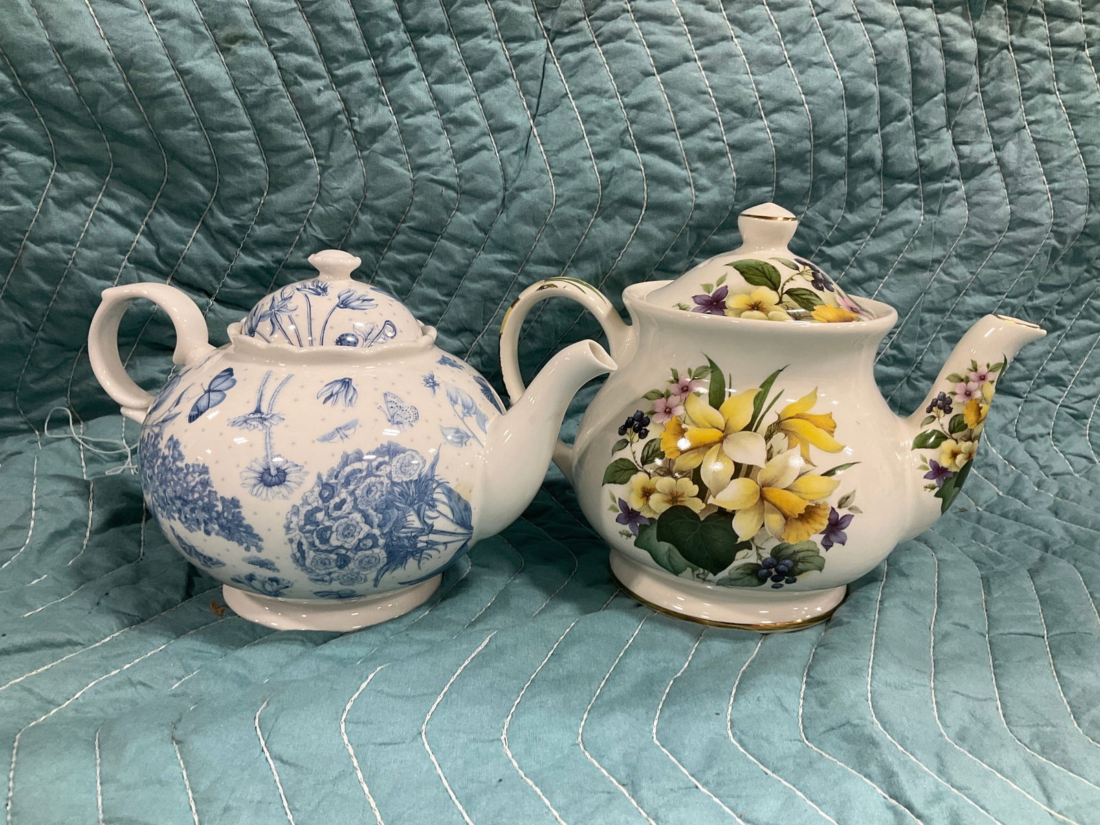 Windsor teapot and Portmeirion botanic blue teapot(6.5intall): Windsor teapot and Portmeirion botanic blue teapot(6.5intall)