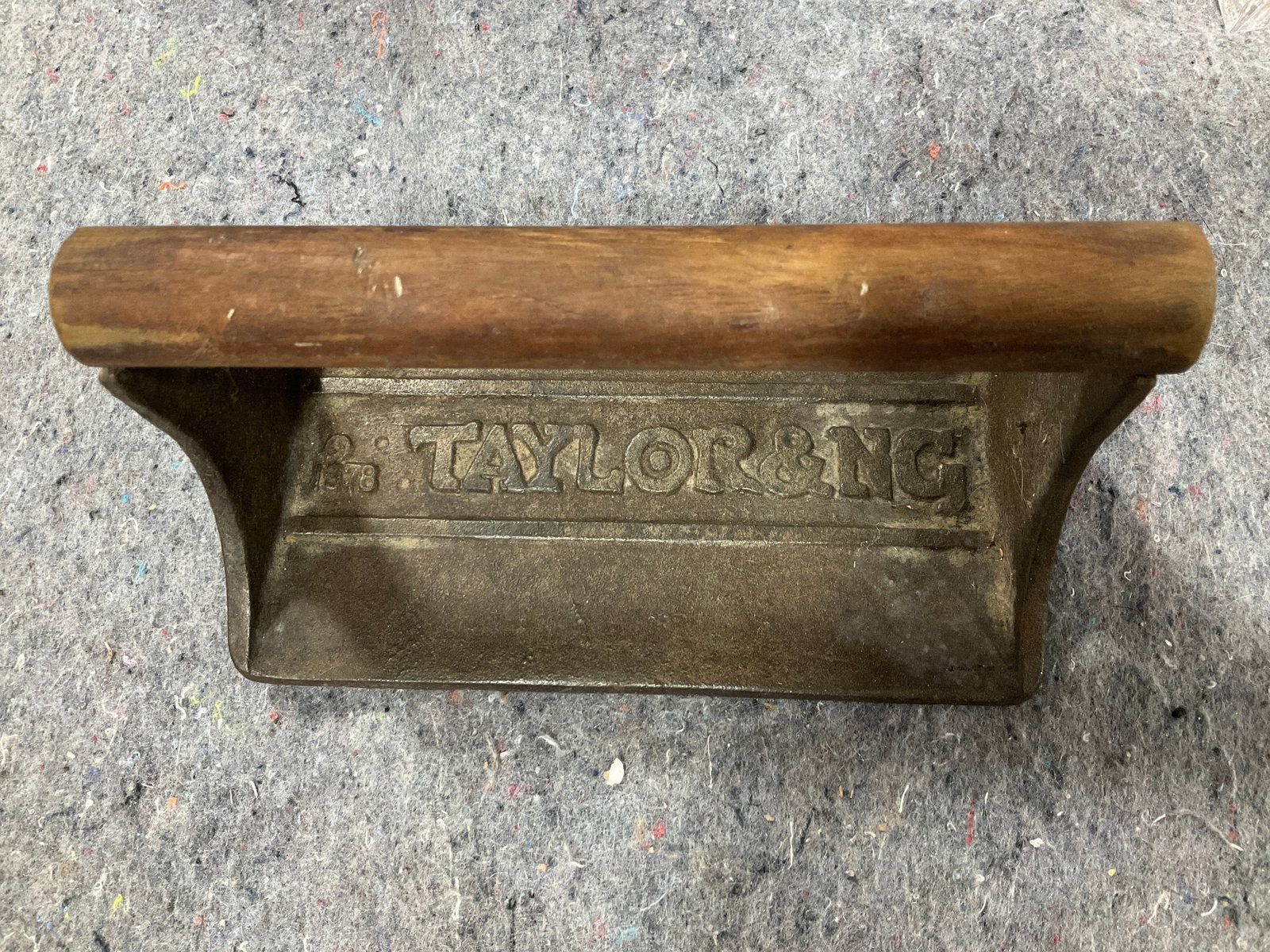 Vintage Taylor & NG cast iron bacon press (1 of 1)