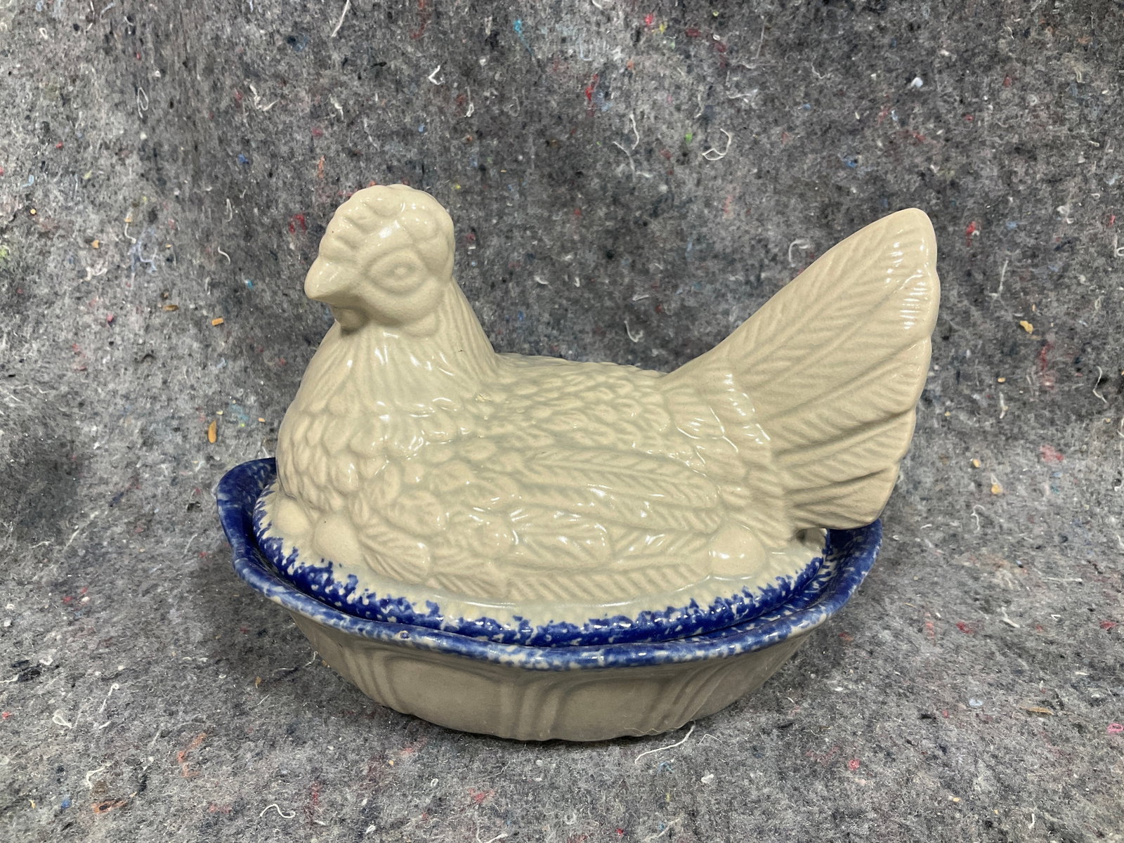 Vintage Ceramic Nesting Hen (4in Tall) (1 of 1)