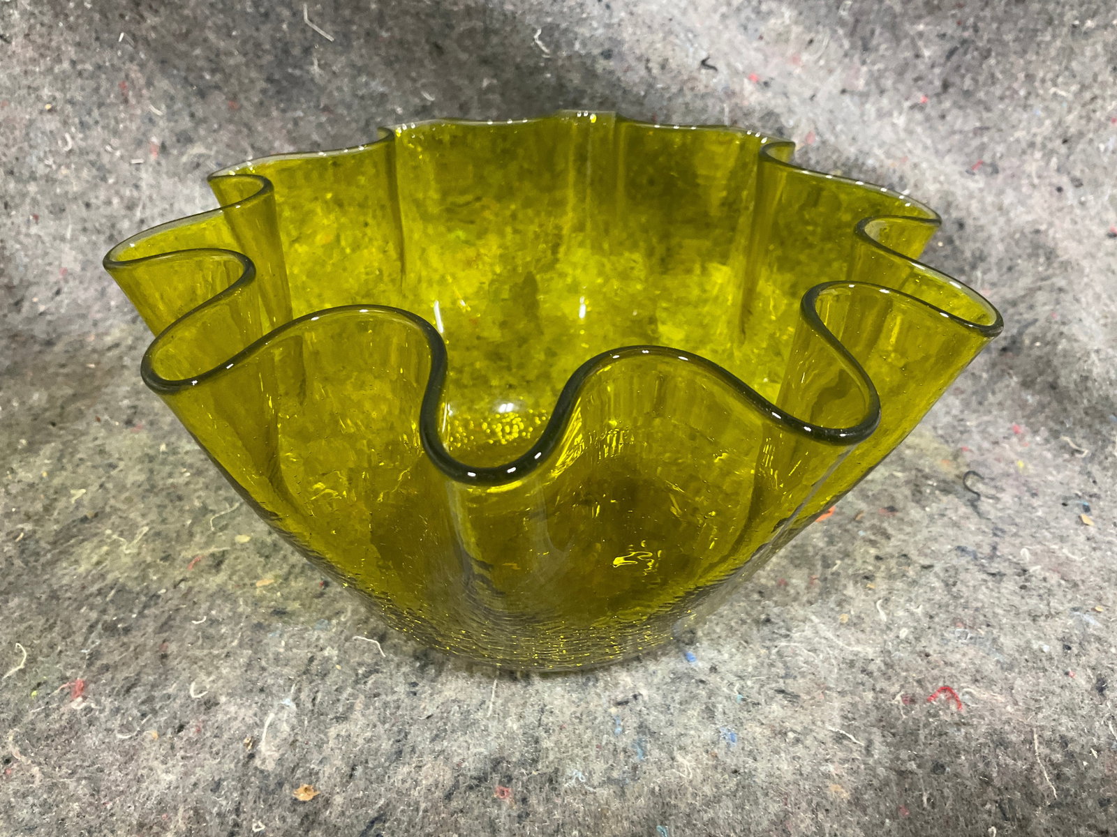 Hand Blown Crackle Glass Ruffled Bowl (3.5in Tall): Hand Blown Crackle Glass Ruffled Bowl (3.5in Tall)