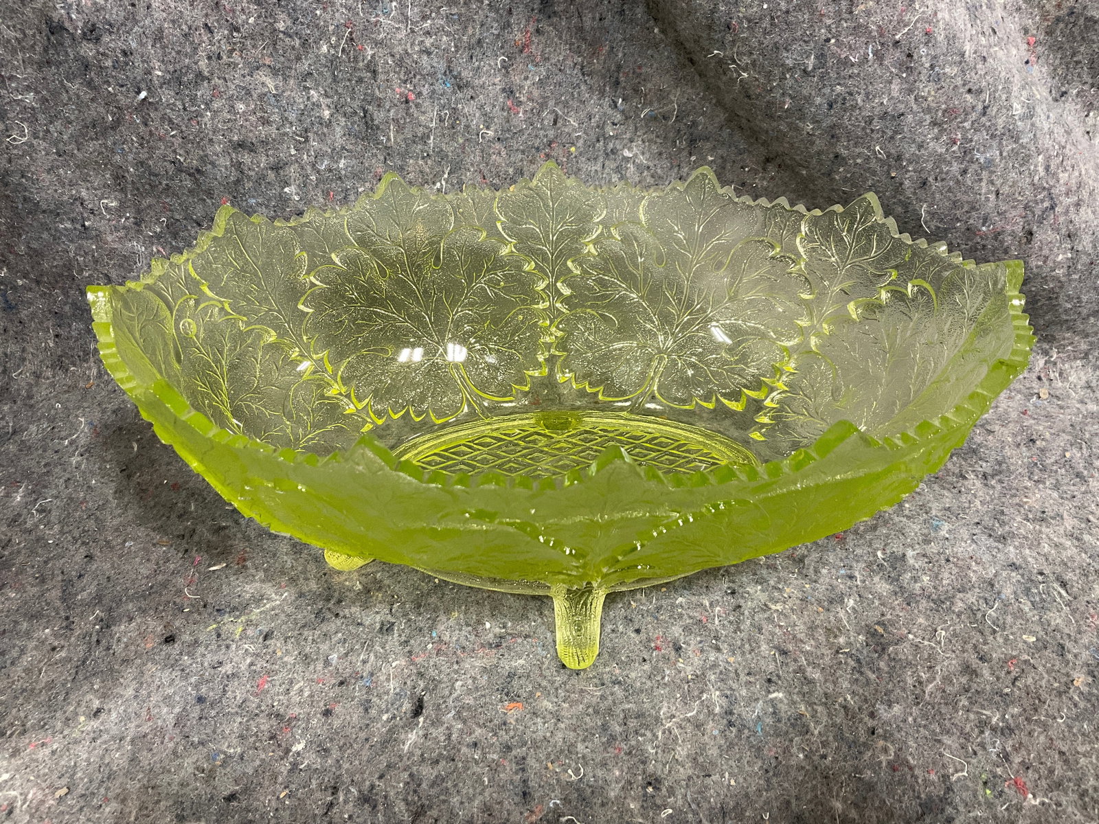 Vintage Gillinder & Sons Maple Leaf Pattern Footed Fruit Bowl (4in Tall): Vintage Gillinder & Sons Maple Leaf Pattern Footed Fruit Bowl (4in Tall)