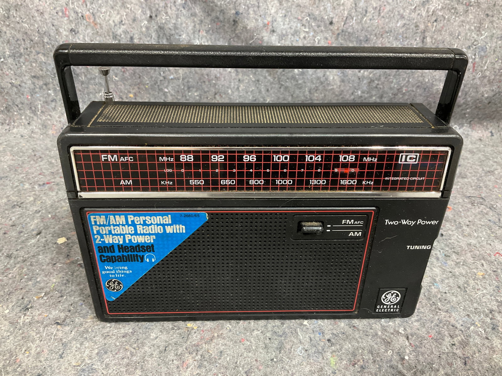 Vintage General Electric FM/AM portable radio (1 of 1)