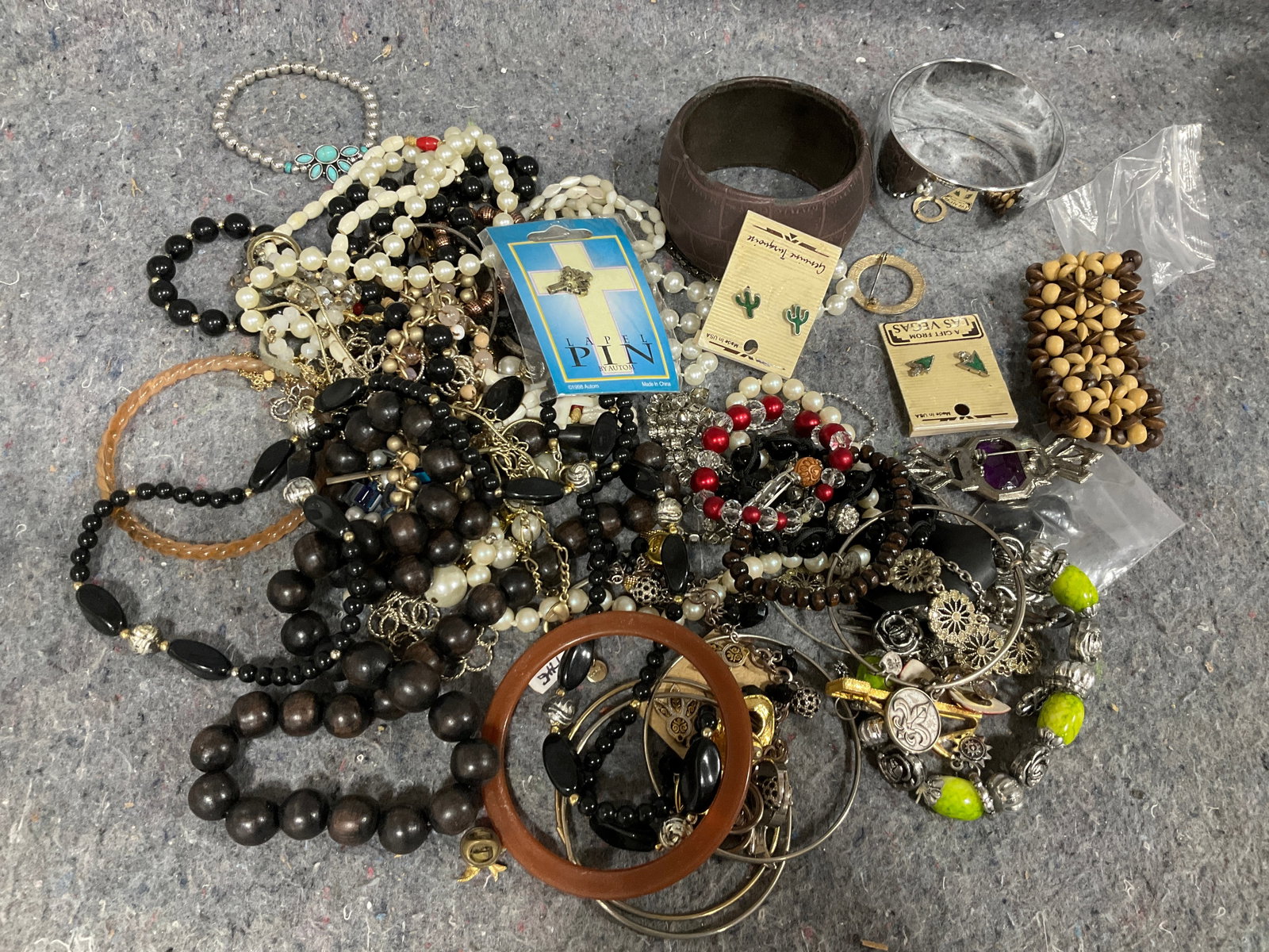 Various Costume Jewelry: Various Costume Jewelry