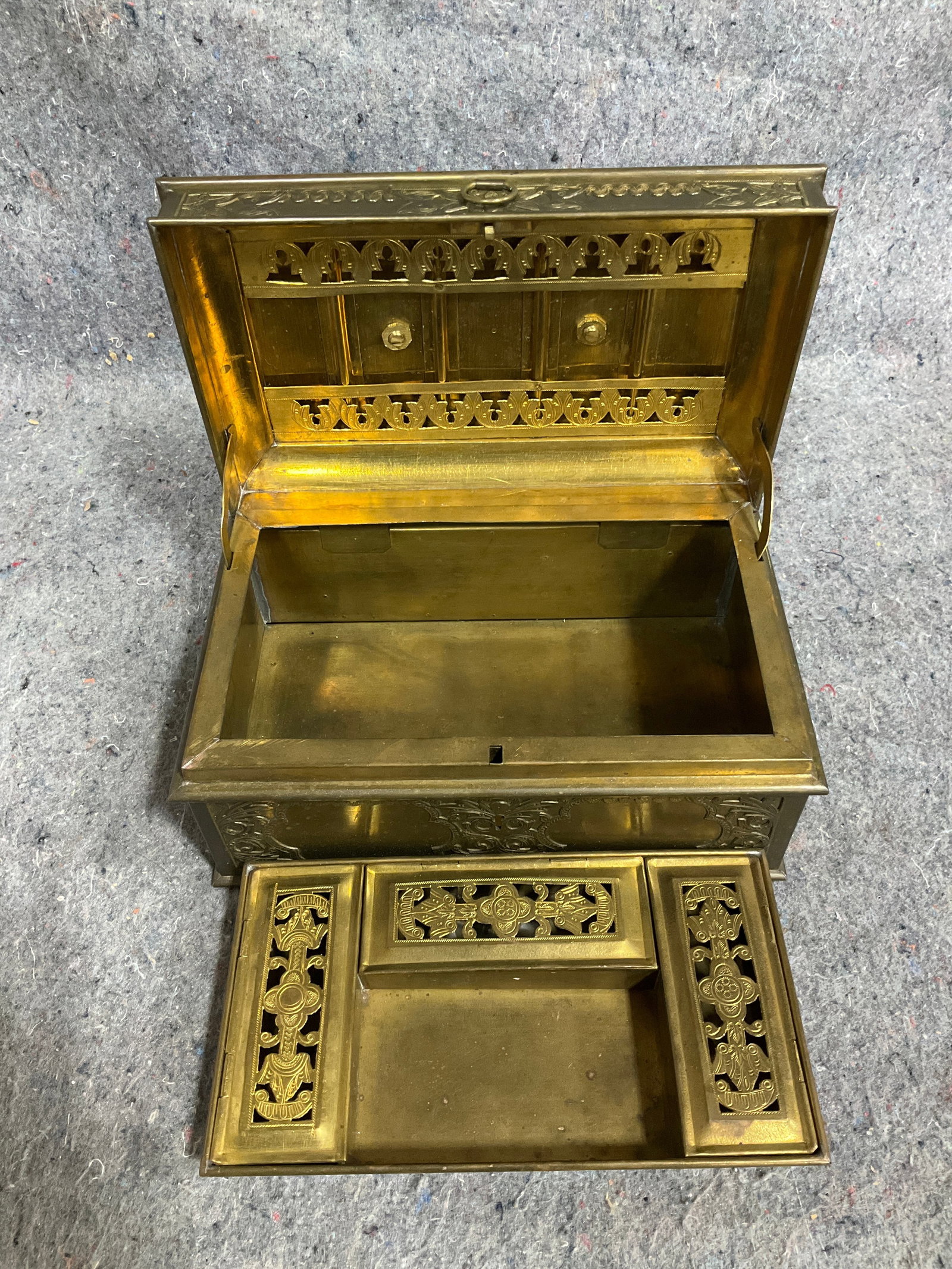 Vintage brass case(8.5inx5inx4in): Vintage brass case(8.5inx5inx4in)