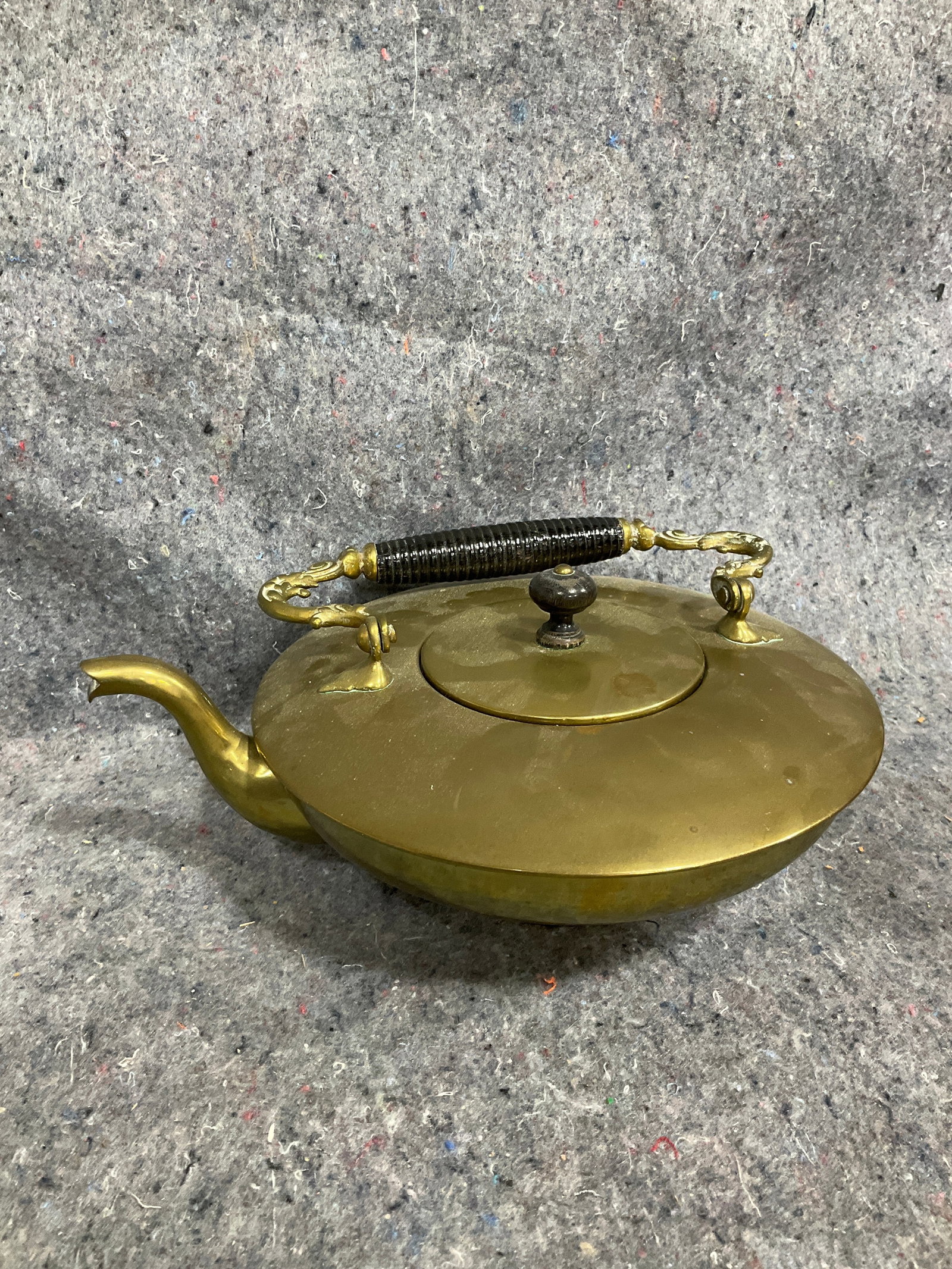 Vintage brass kettle (1 of 1)