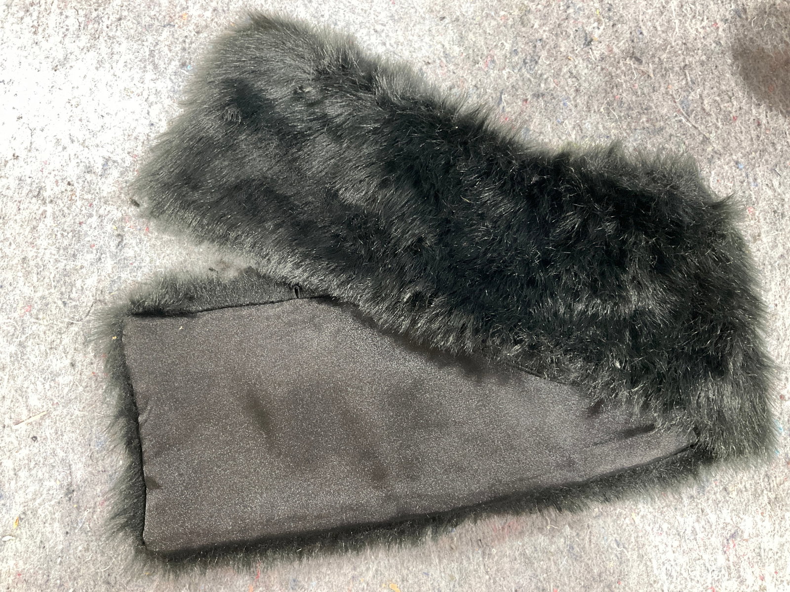 Grey faux fur scarf (1 of 1)