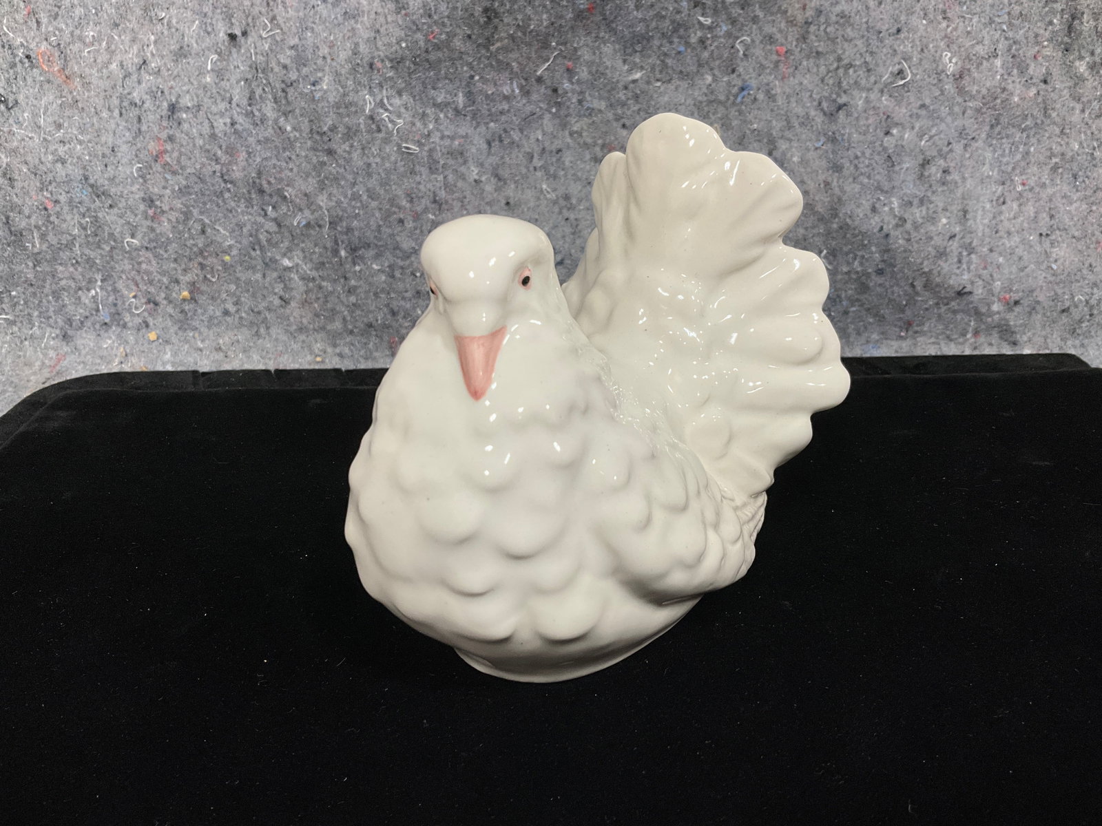 Vintage porcelain dove figurine(4intall): Vintage porcelain dove figurine(4intall)