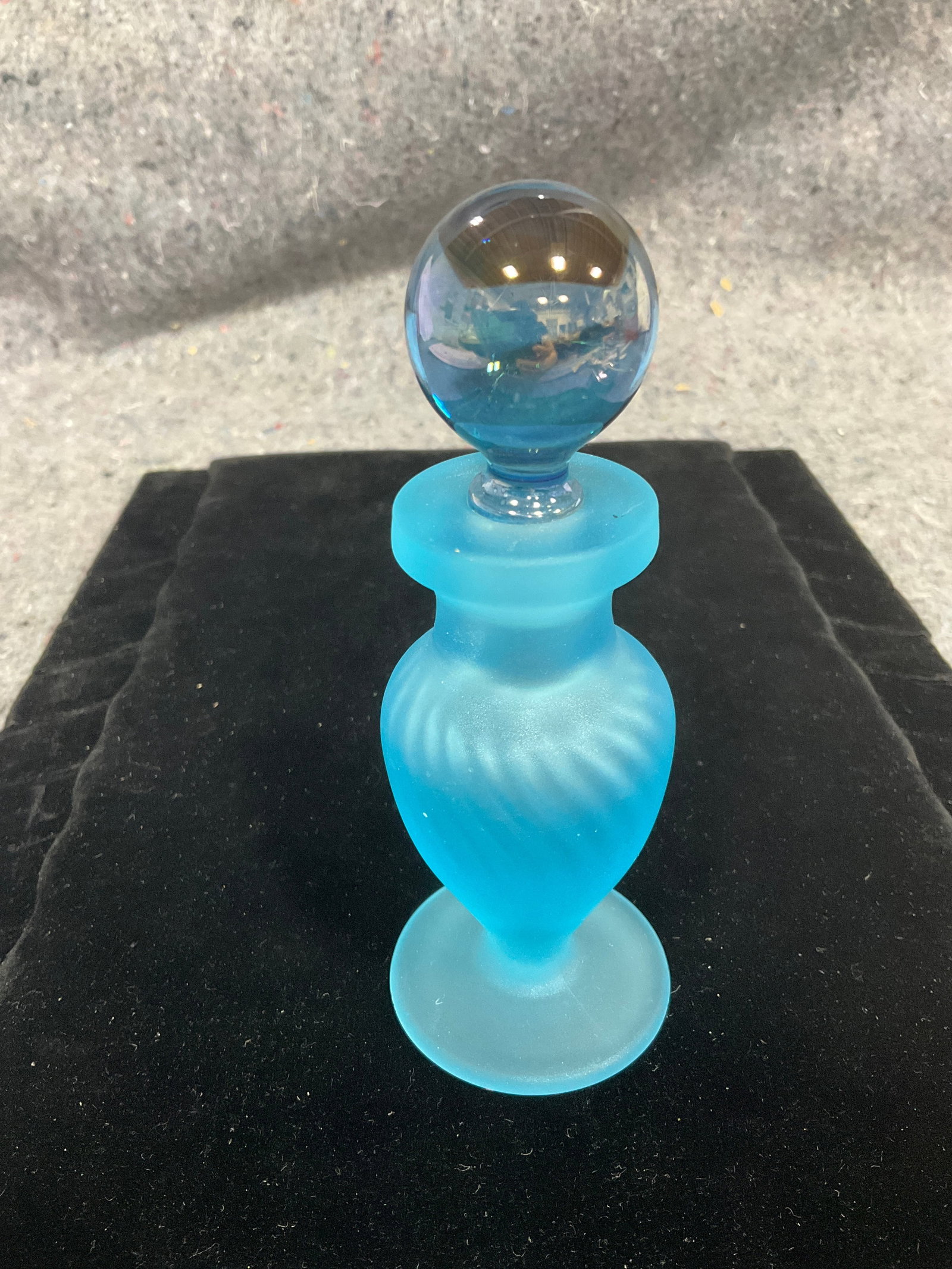 Blue glass decanter(5in tall): Blue glass decanter(5in tall)