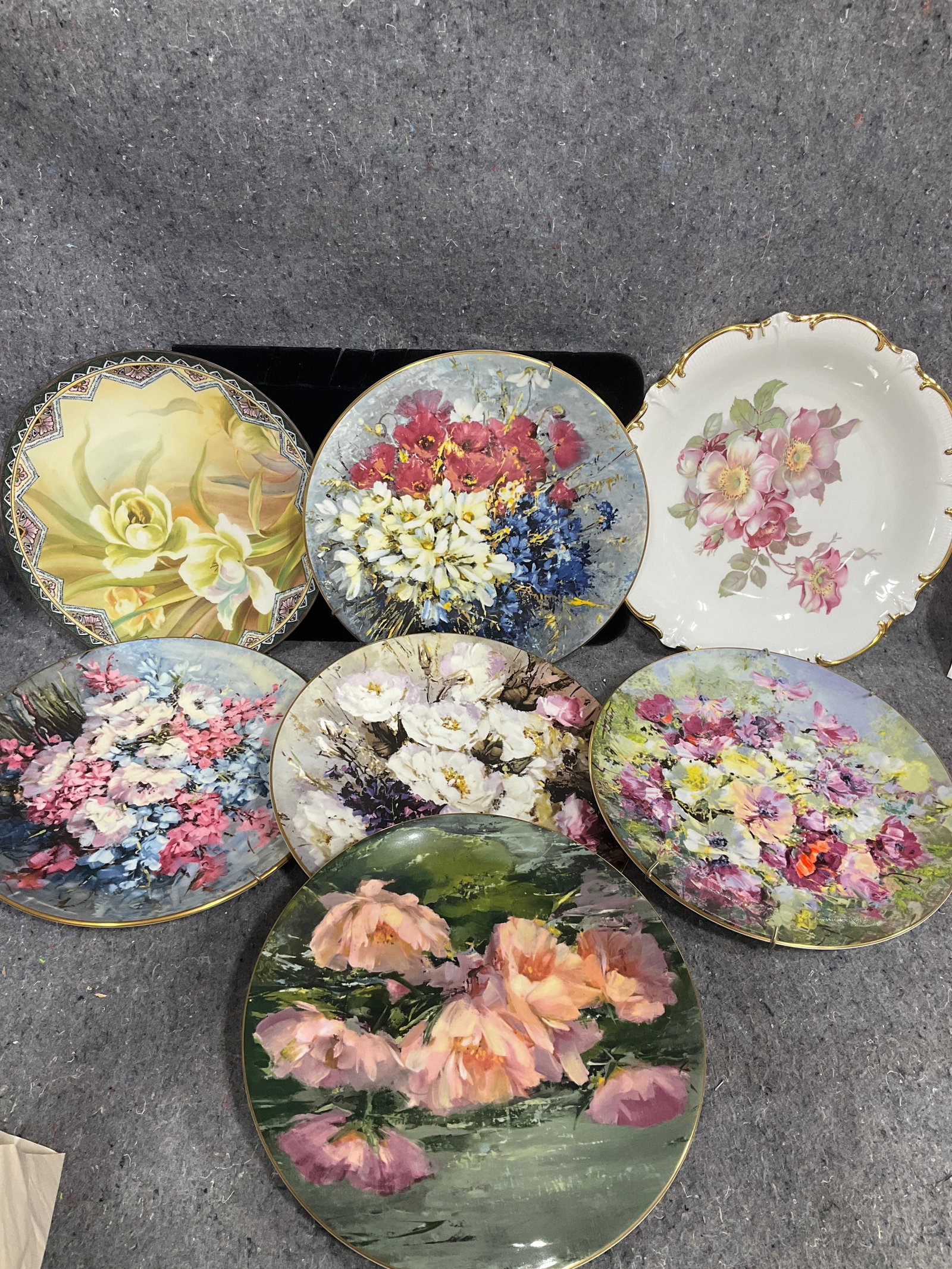 Collectible plates(Royal Doulton, Golden Crown, and more) (1 of 1)