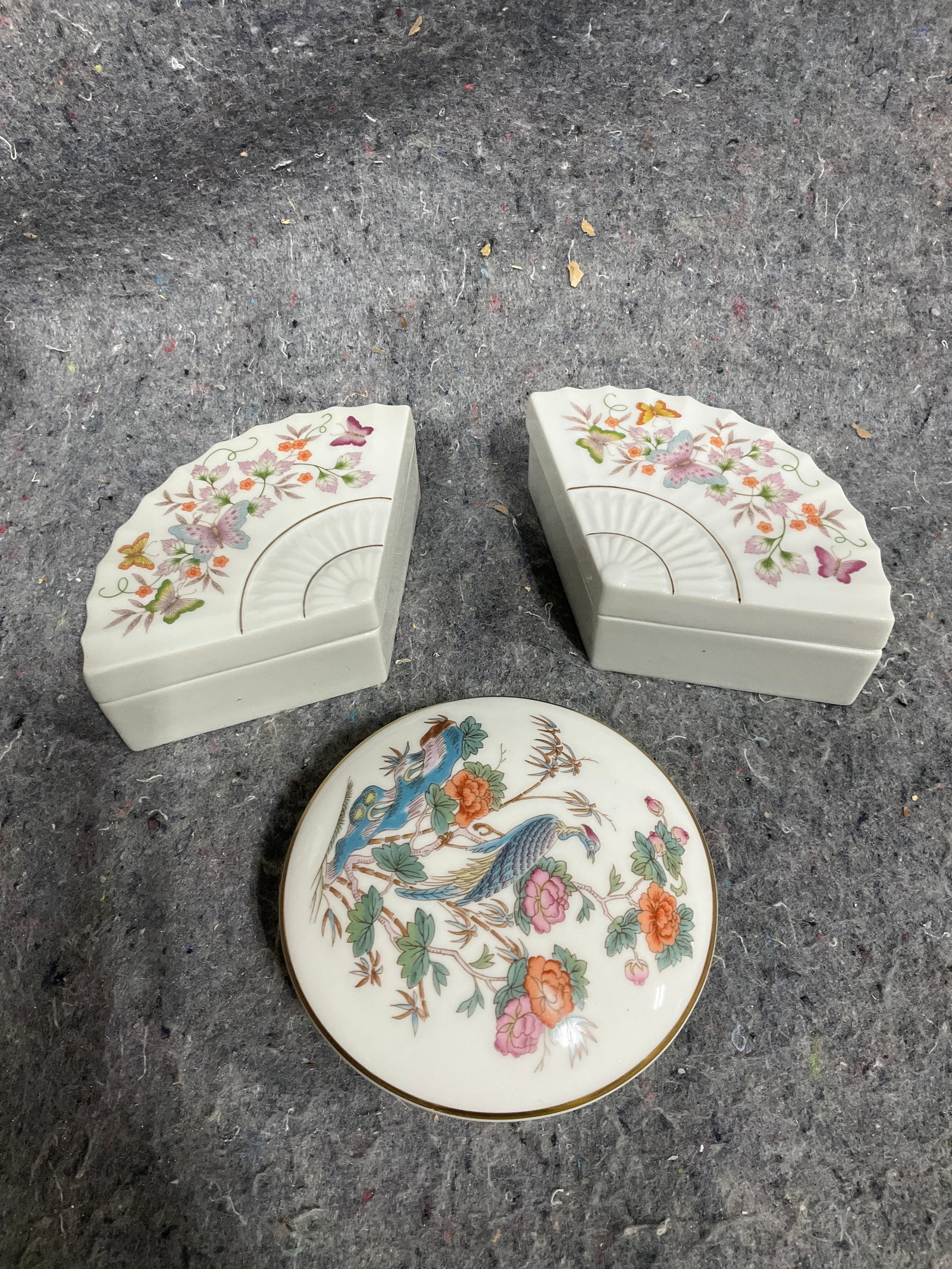 Vintage wedgwood and Avon ceramic trinket boxes(tallest 1.5in) (1 of 1)