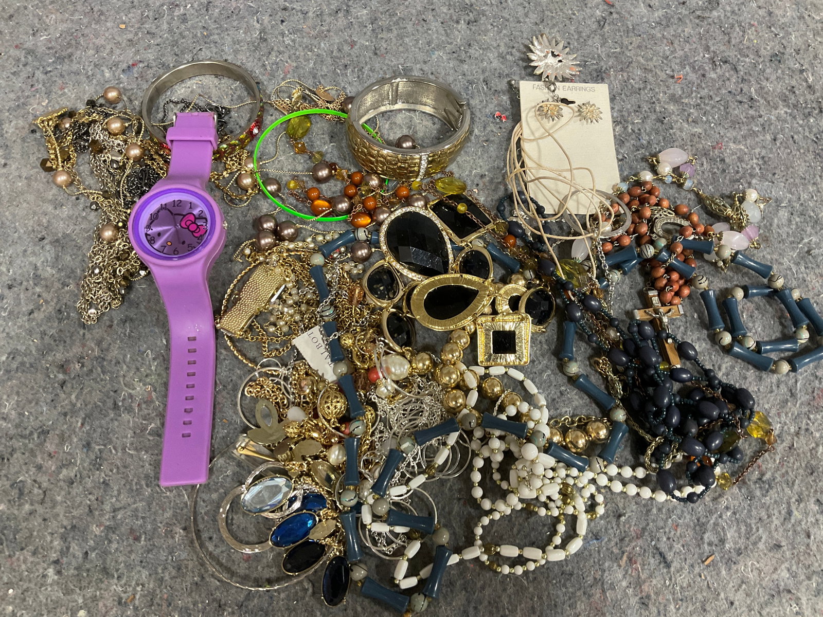 Hello Kitty watch and costume jewelry (1 of 1)