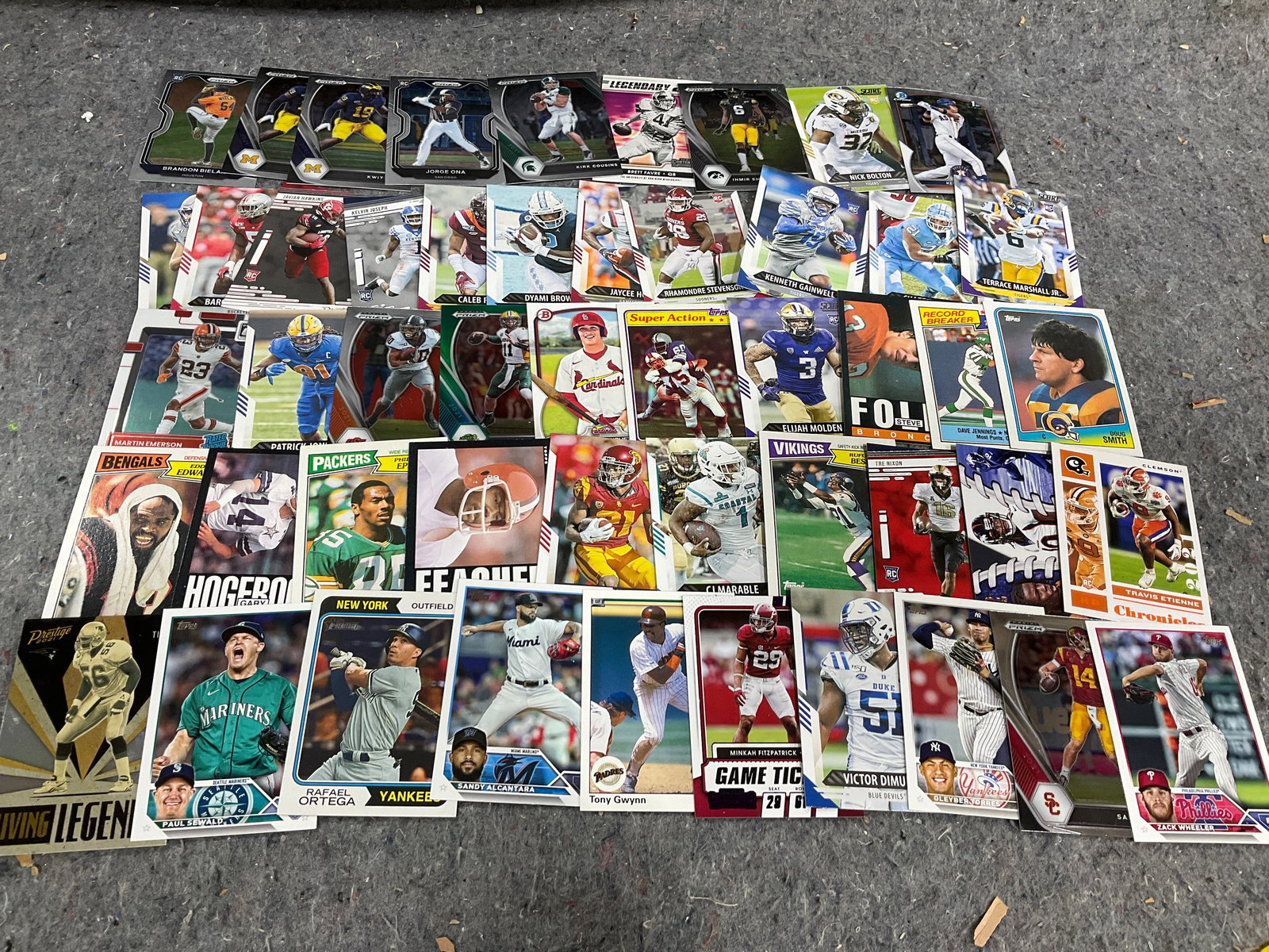 Various collectible sports cards (1 of 1)