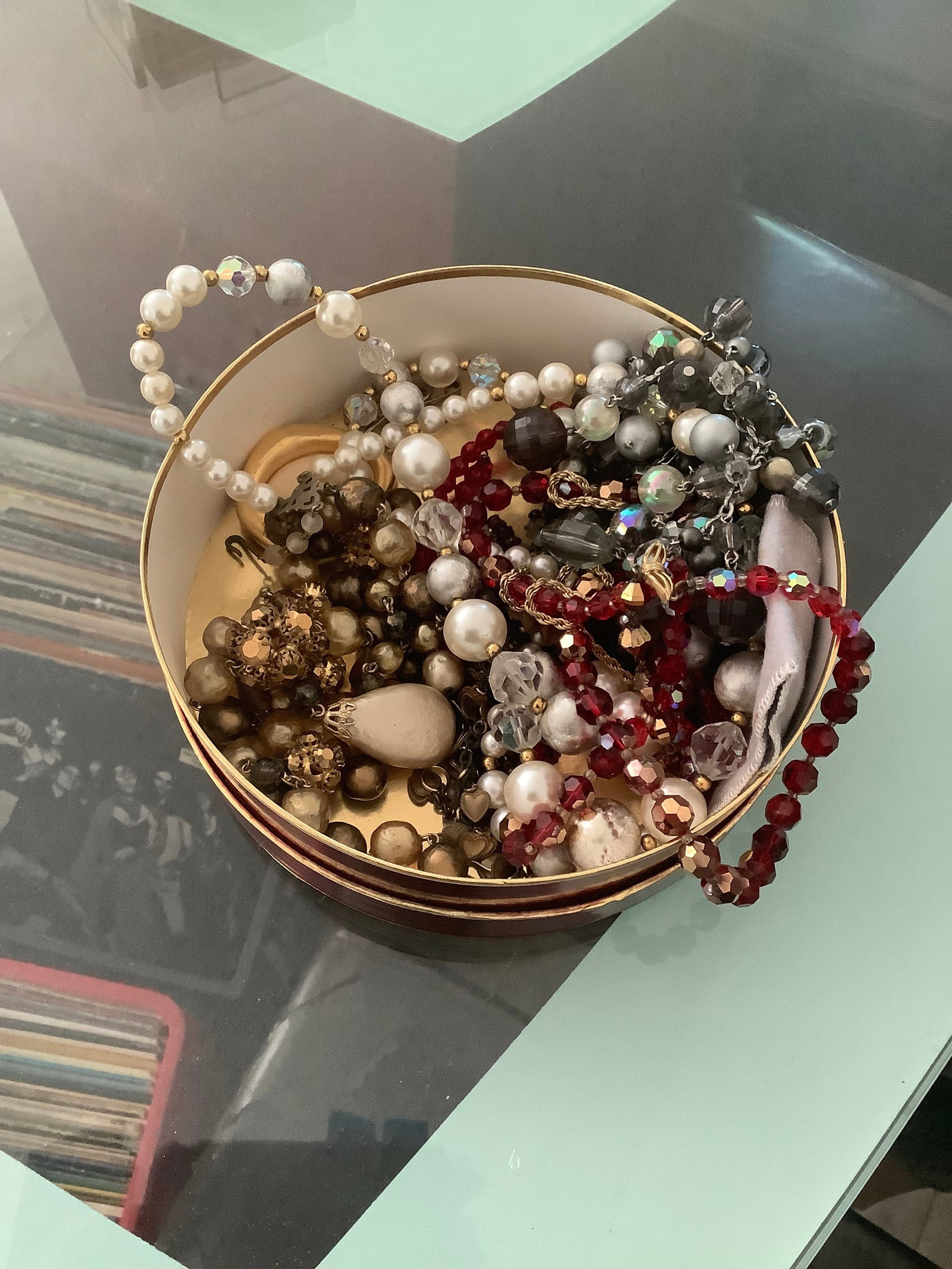 Costume jewelry: Costume jewelry