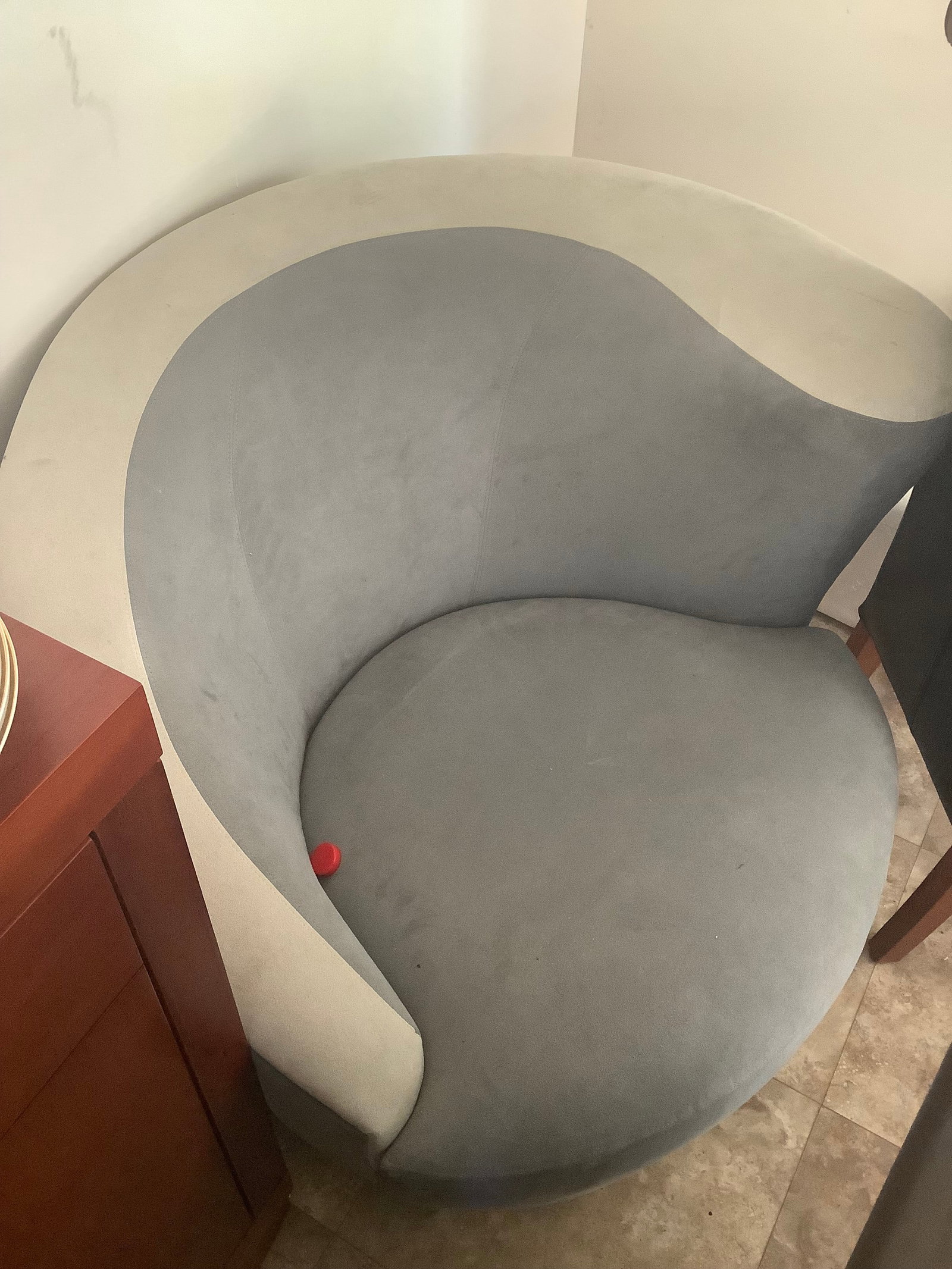 Cushioned chair: Cushioned chair