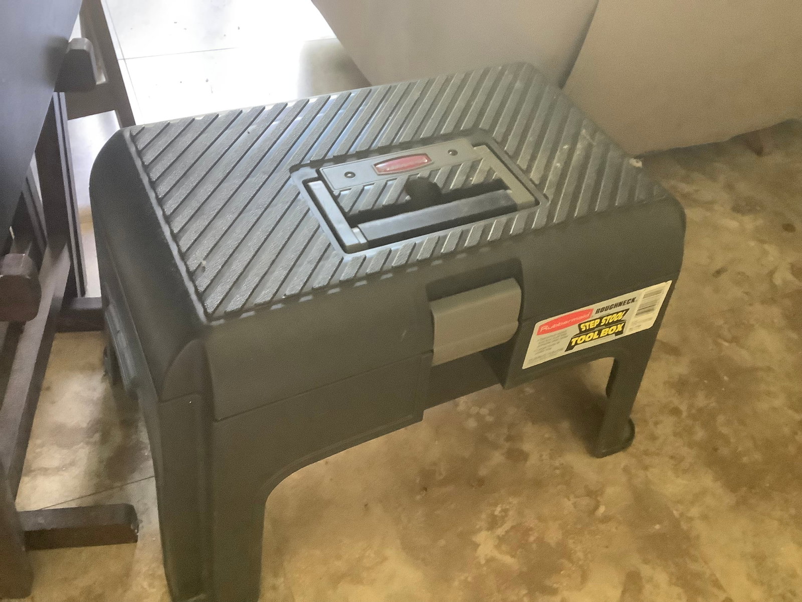 Rubbermaid stepstool/toolbox (1 of 1)