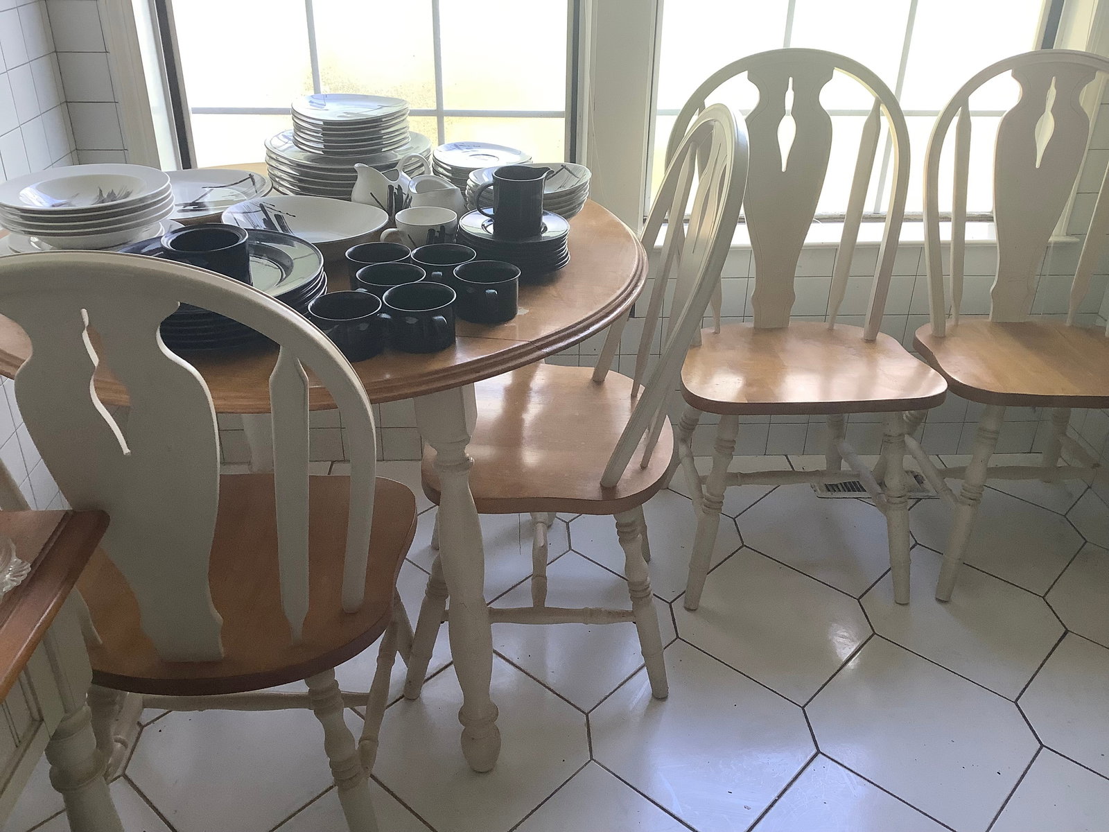 Kitchen table and 4 chairs (1 of 1)