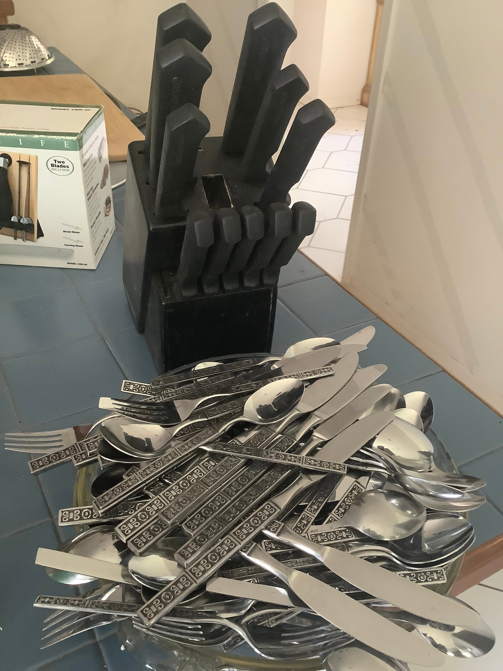 MCM utensil set and Farberware knives (1 of 1)