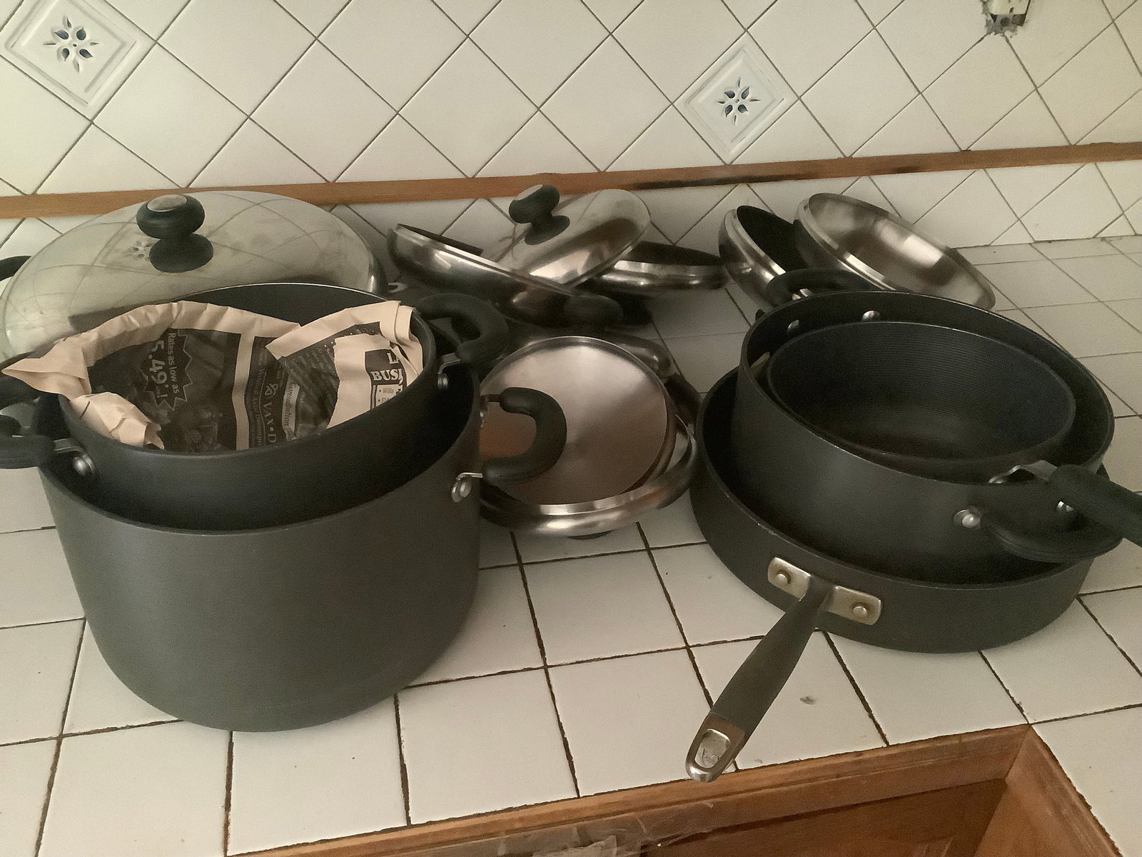 Various pots/pans and lids (1 of 1)