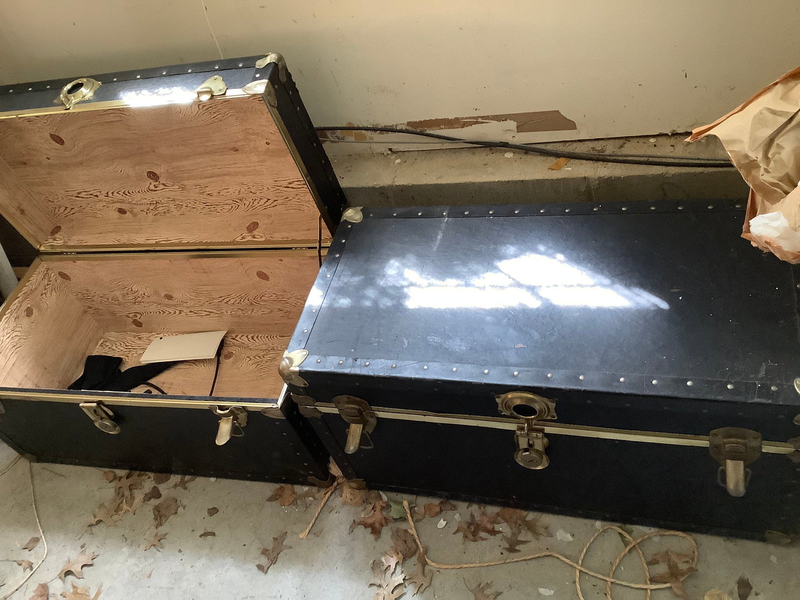 Vintage chests(32inx16inx16in): Vintage chests(32inx16inx16in)