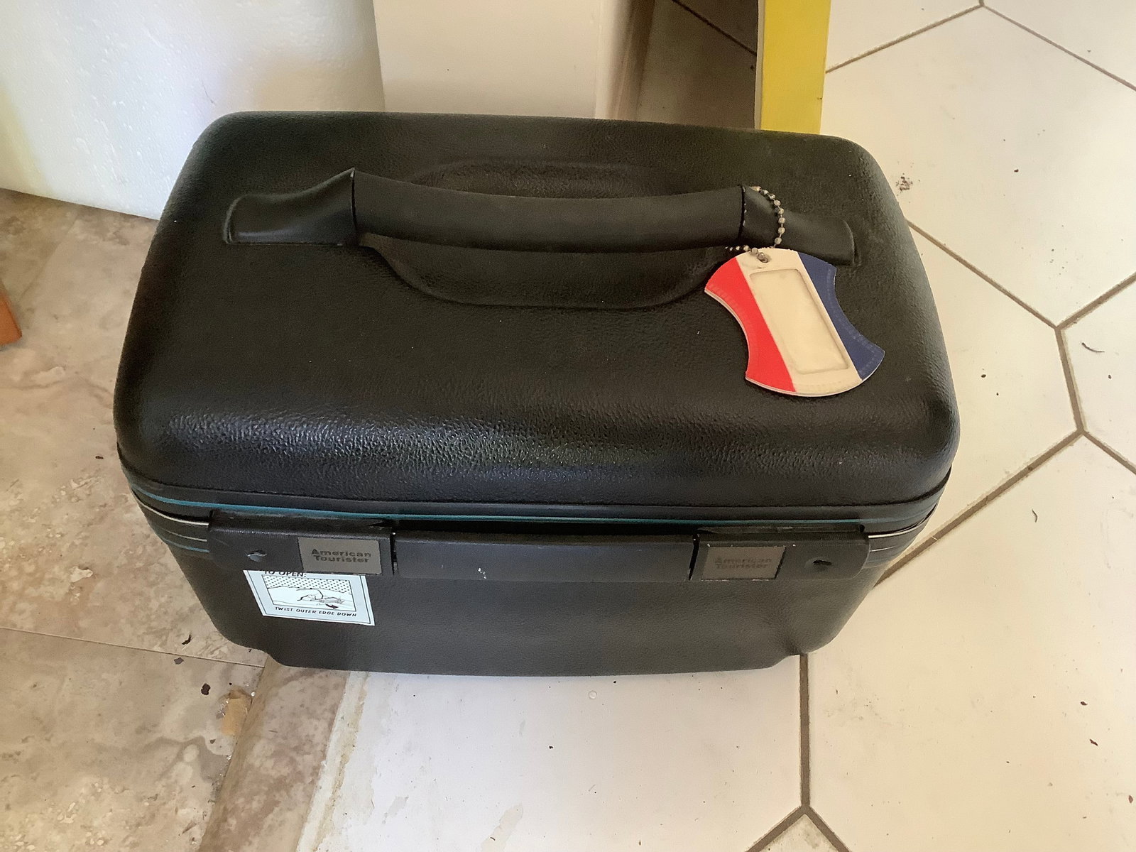 American Tourister travel makeup chest: American Tourister travel makeup chest