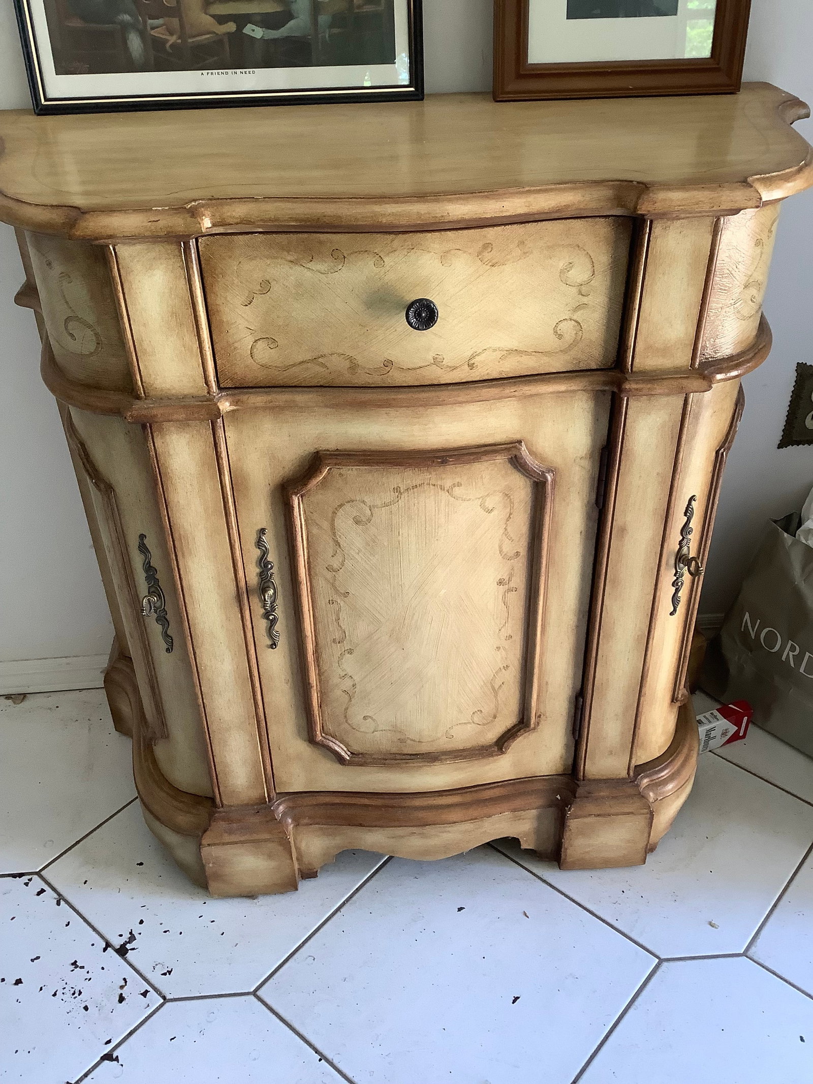 Entryway cabinet(34inx16inx34in): Entryway cabinet(34inx16inx34in)