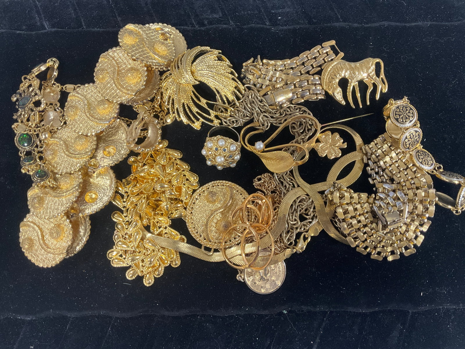 Costume jewelry: Costume jewelry