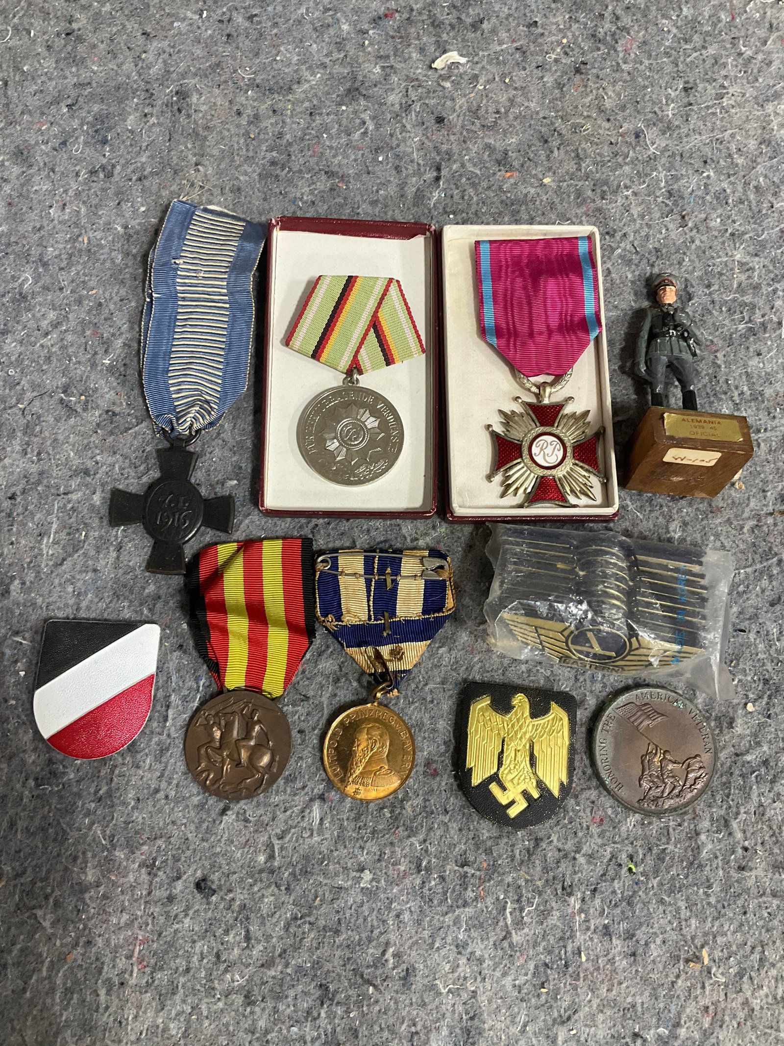 Vintage medals and more (1 of 1)