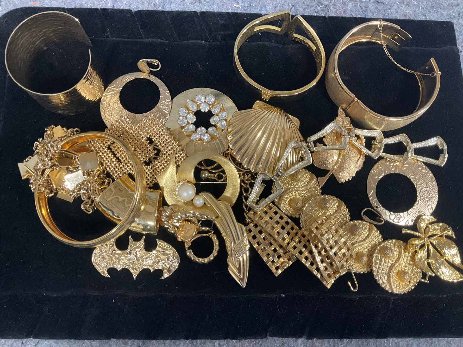 Vintage costume jewelry: Vintage costume jewelry