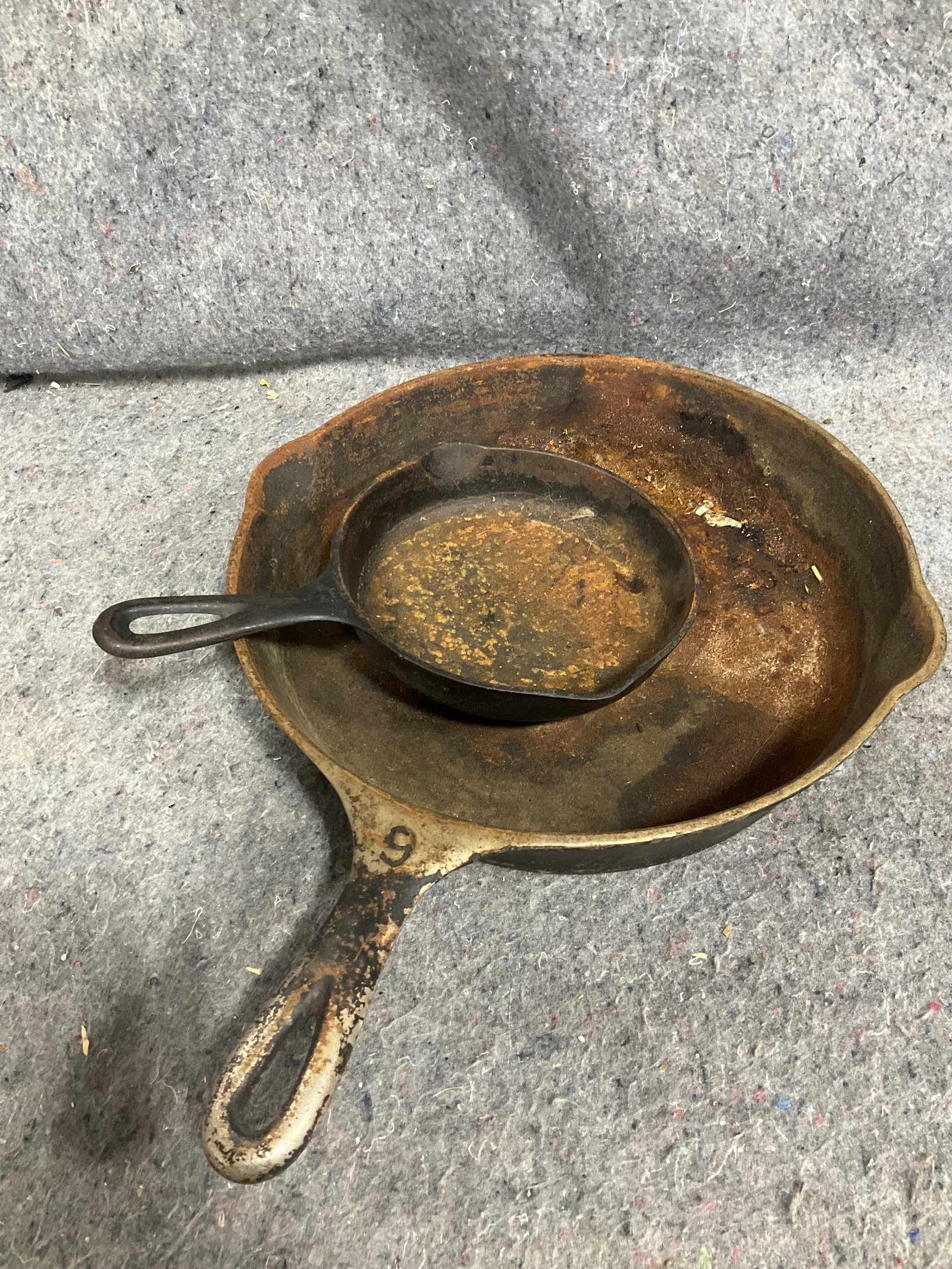 Wagnerware cast iron pans (1 of 1)