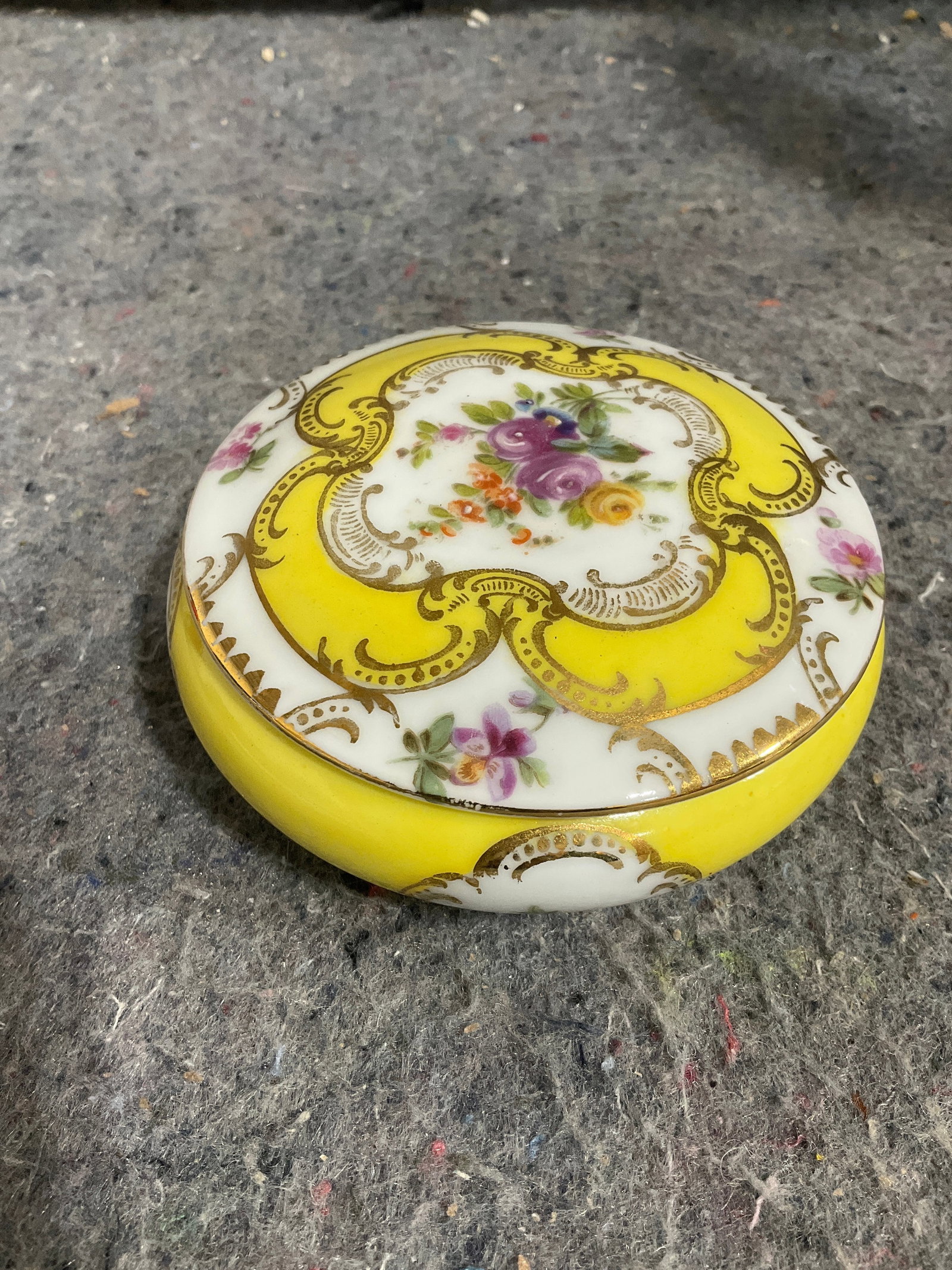 Vintage ceramic trinket box(1.5in tall) (1 of 1)