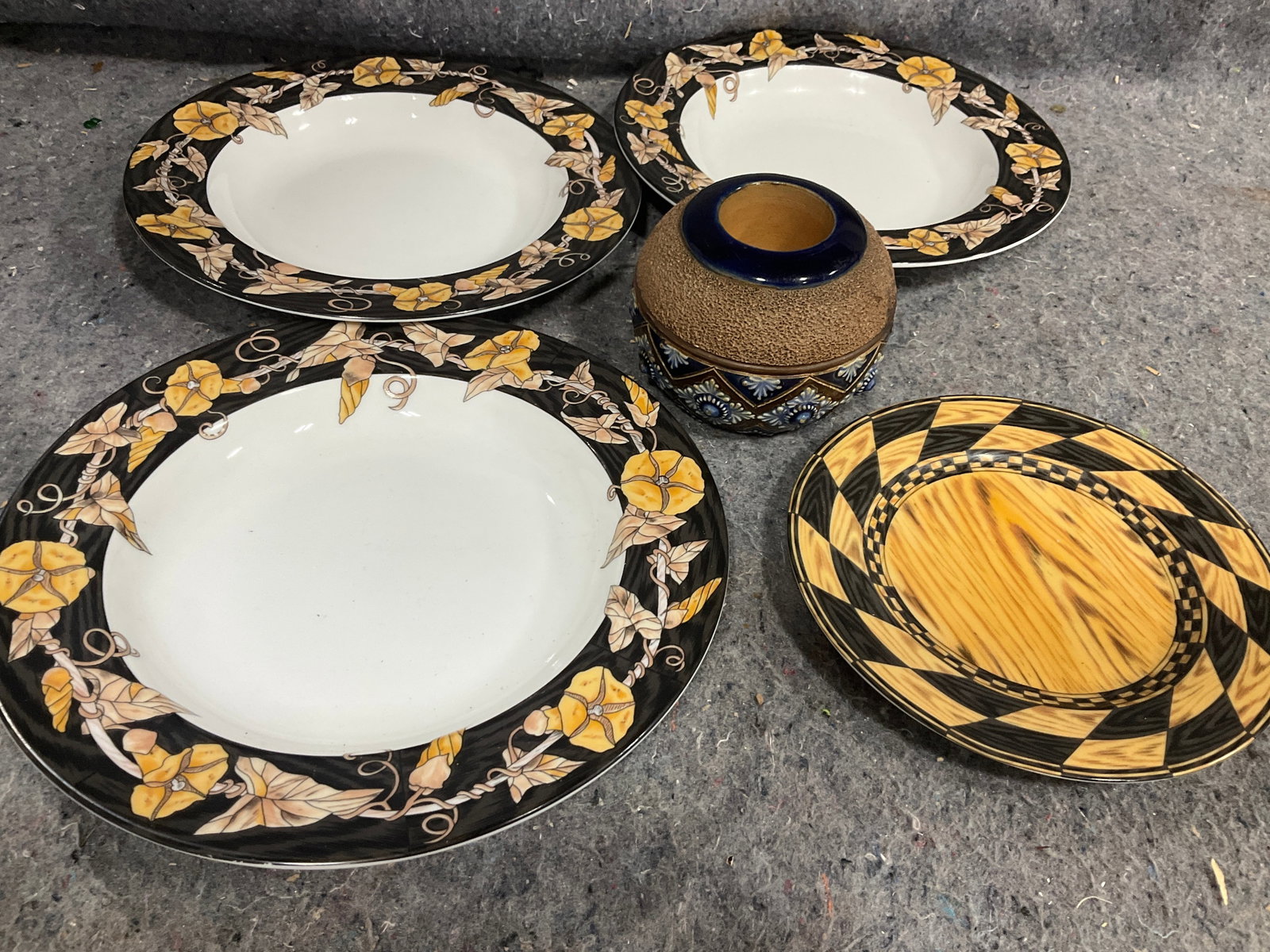 Royal Doulton Bud Vase, and Taitu Ceramic Dishes (3.5in Tall): Royal Doulton Bud Vase, and Taitu Ceramic Dishes (3.5in Tall)