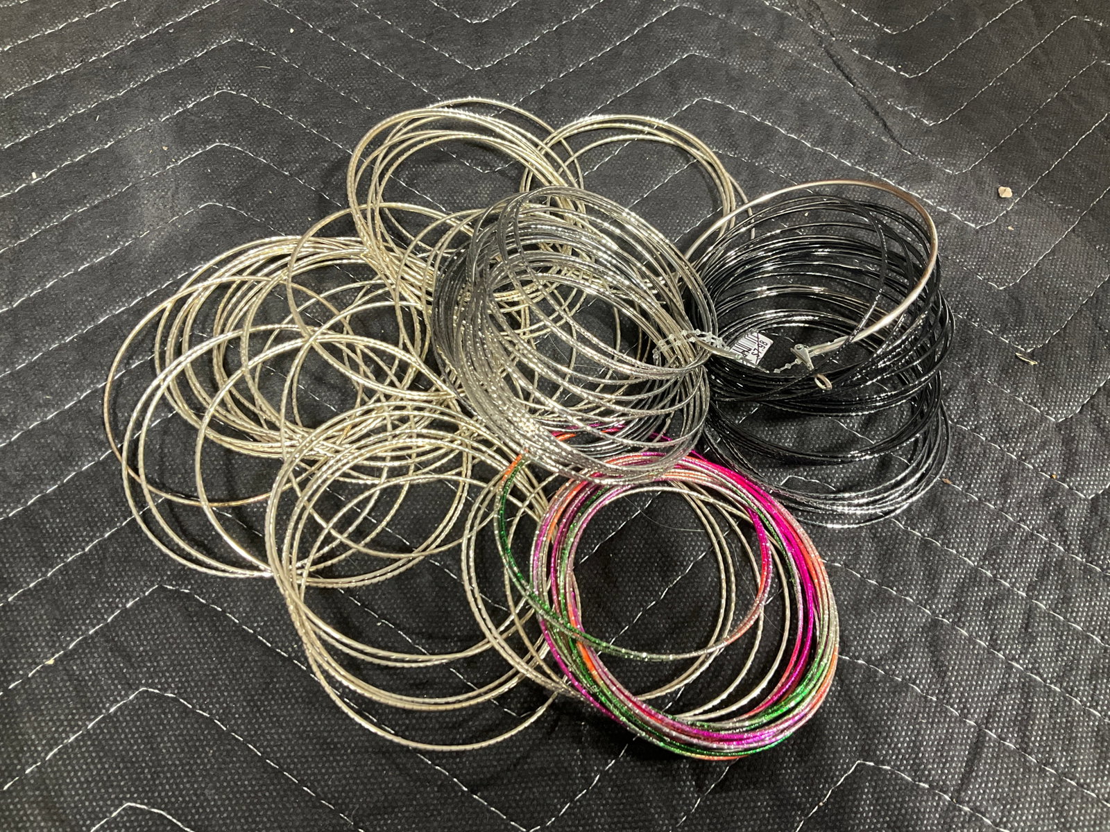 Lot of vintage bangles: Lot of vintage bangles