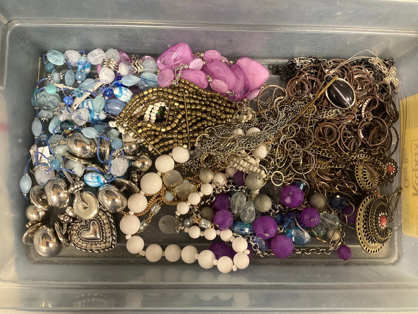 Lot of vintage necklace costume jewelry: Lot of vintage necklace costume jewelry