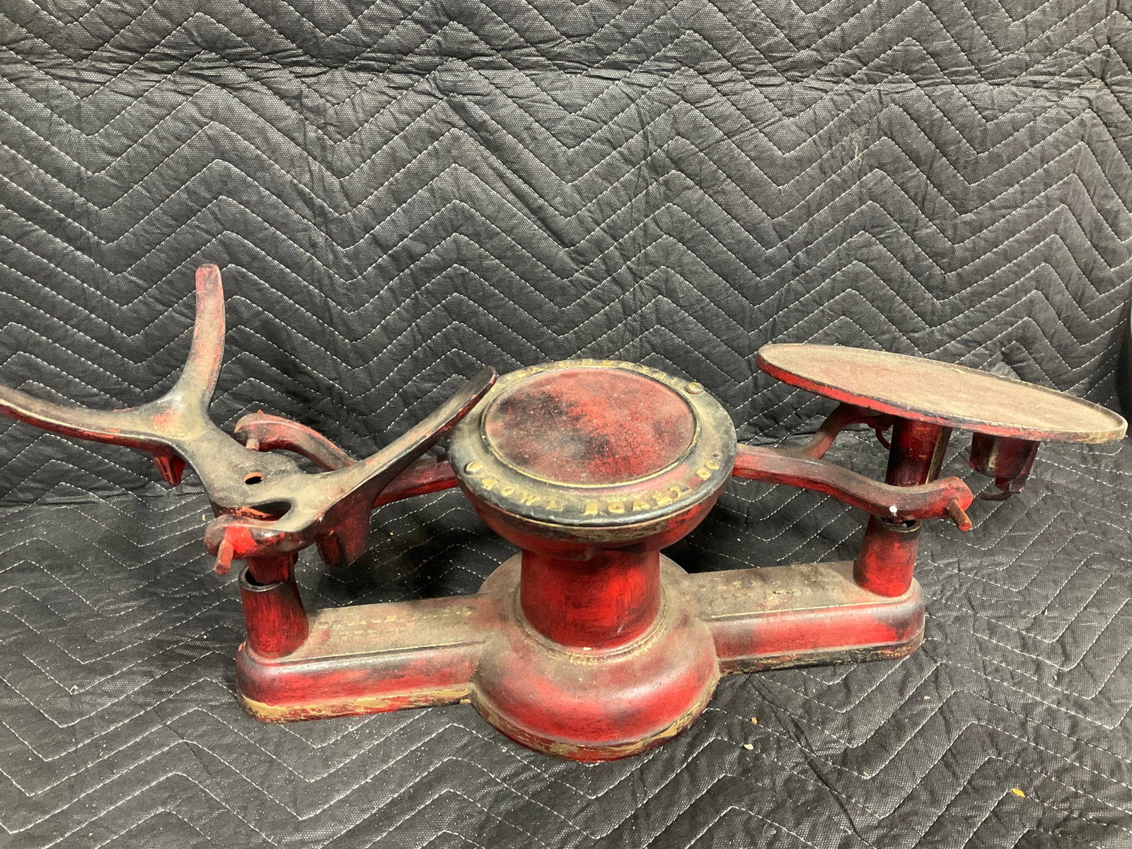 Vintage Howe cast iron balance scale (1 of 1)