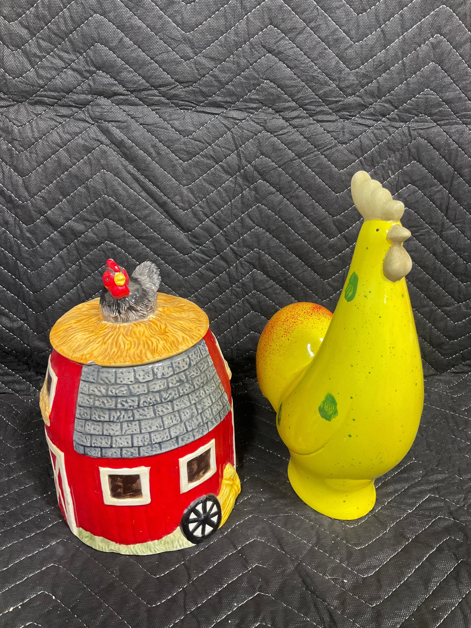 Ceramic jar(top is chipped) and rooster ceramic(12.5in tall): Ceramic jar(top is chipped) and rooster ceramic(12.5in tall)