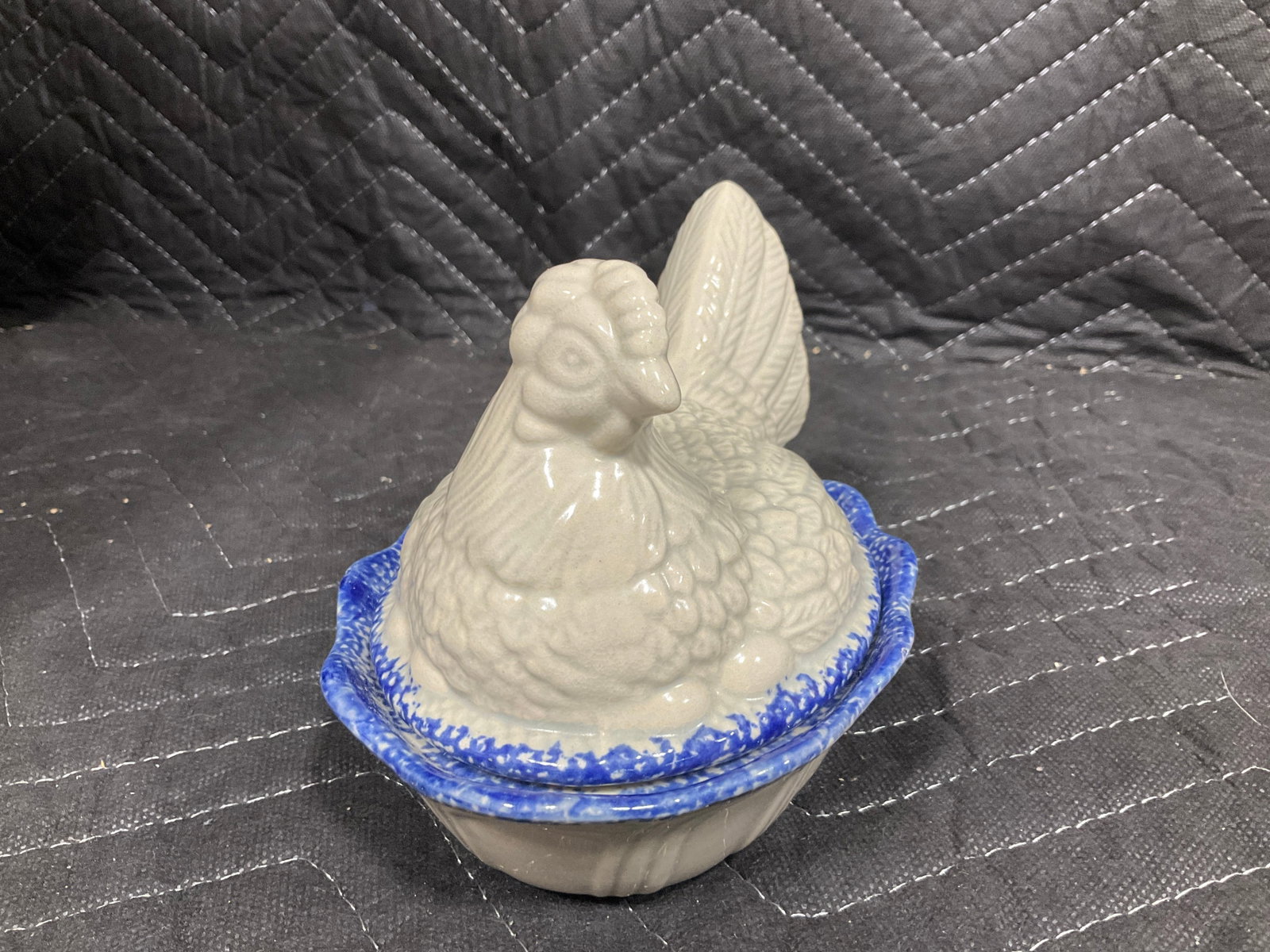 Vintage Ceramic Nesting Hen (4in Tall) (1 of 1)