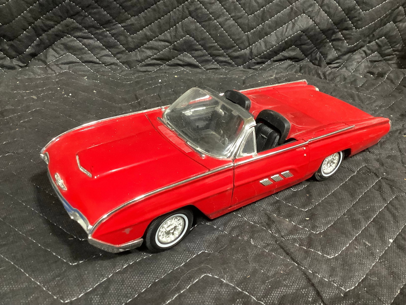 Vintage 1:18 1963 Ford Thunderbird Diecast Model: Vintage 1:18 1963 Ford Thunderbird Diecast Model