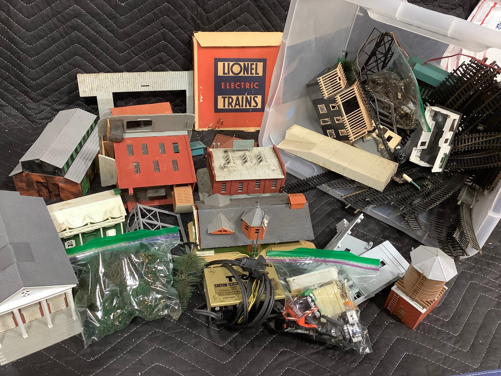 Various Lionel Buildings/Train Accessories, and more (1 of 1)