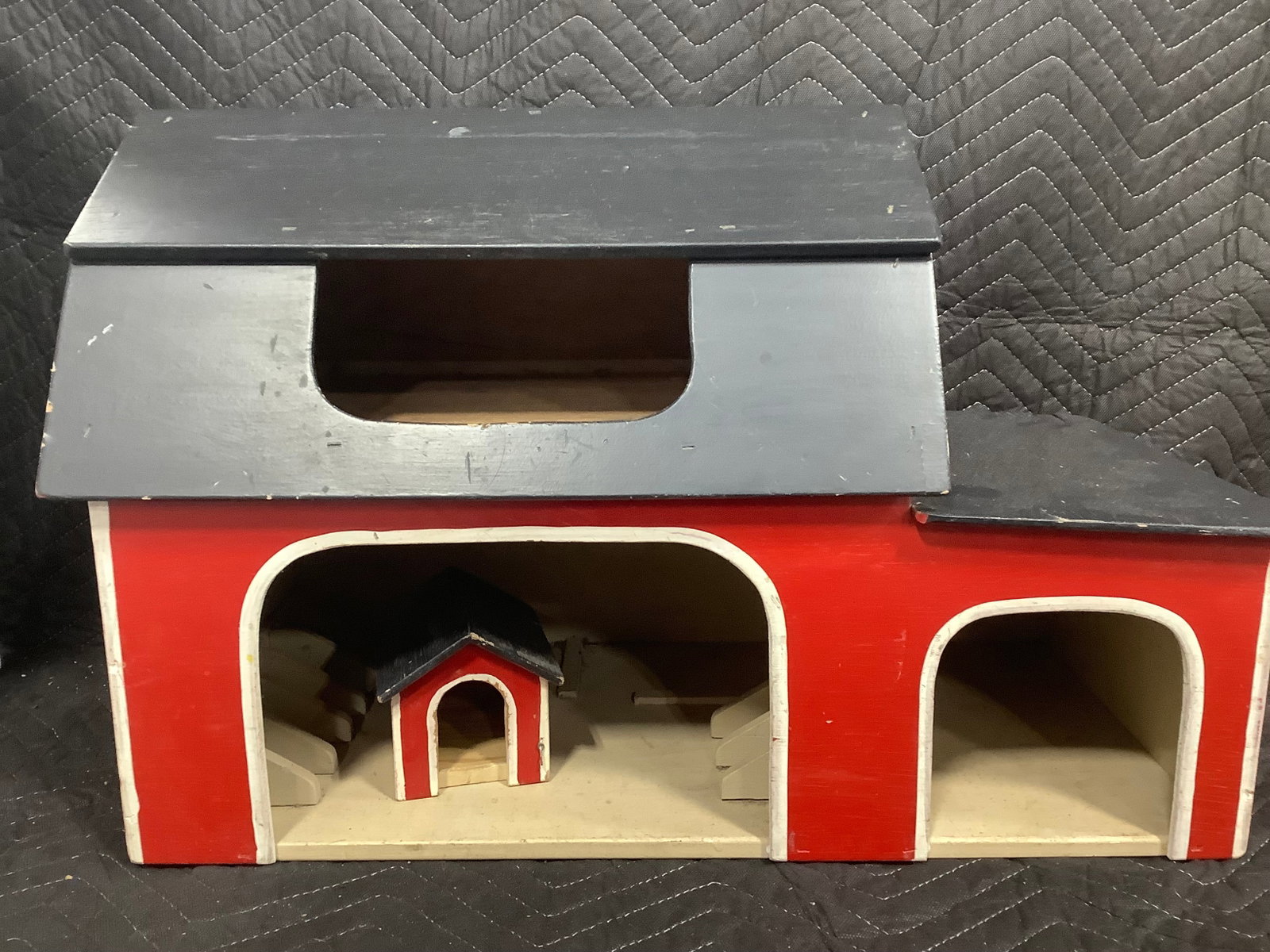 Handcrafted wooden toy barn(17inx24inx13in): Handcrafted wooden toy barn(17inx24inx13in)