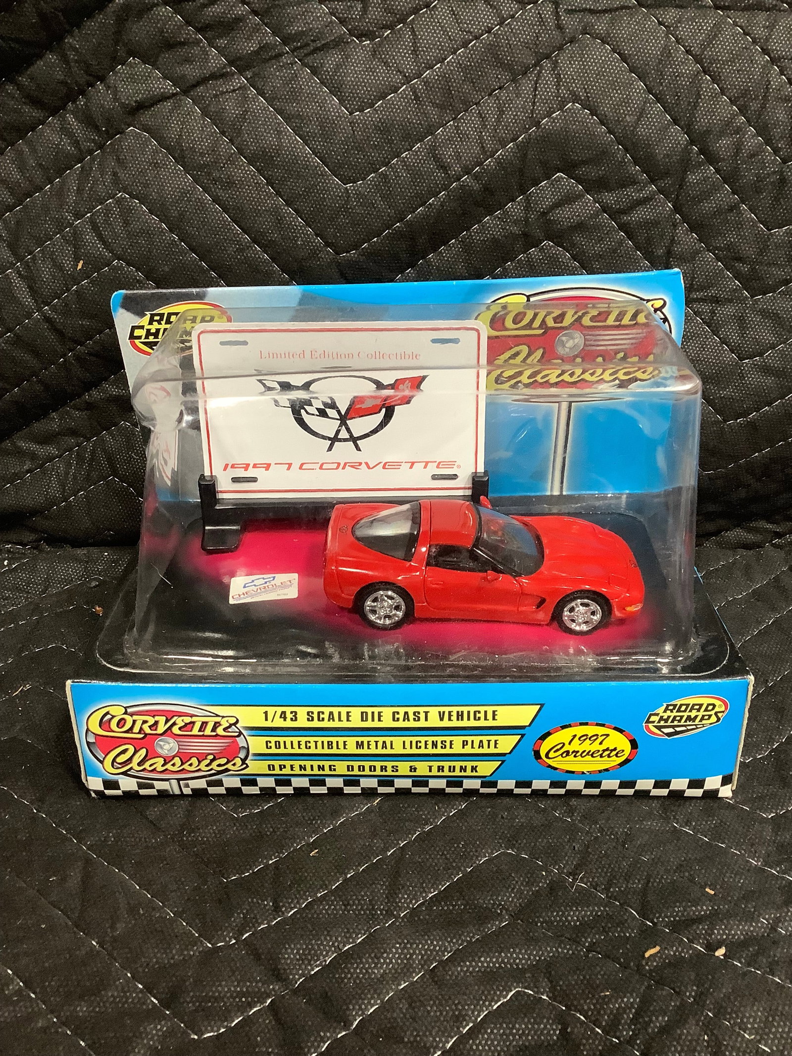 1:43 1997 Corvette diecast collectible*new in box*: 1:43 1997 Corvette diecast collectible*new in box*