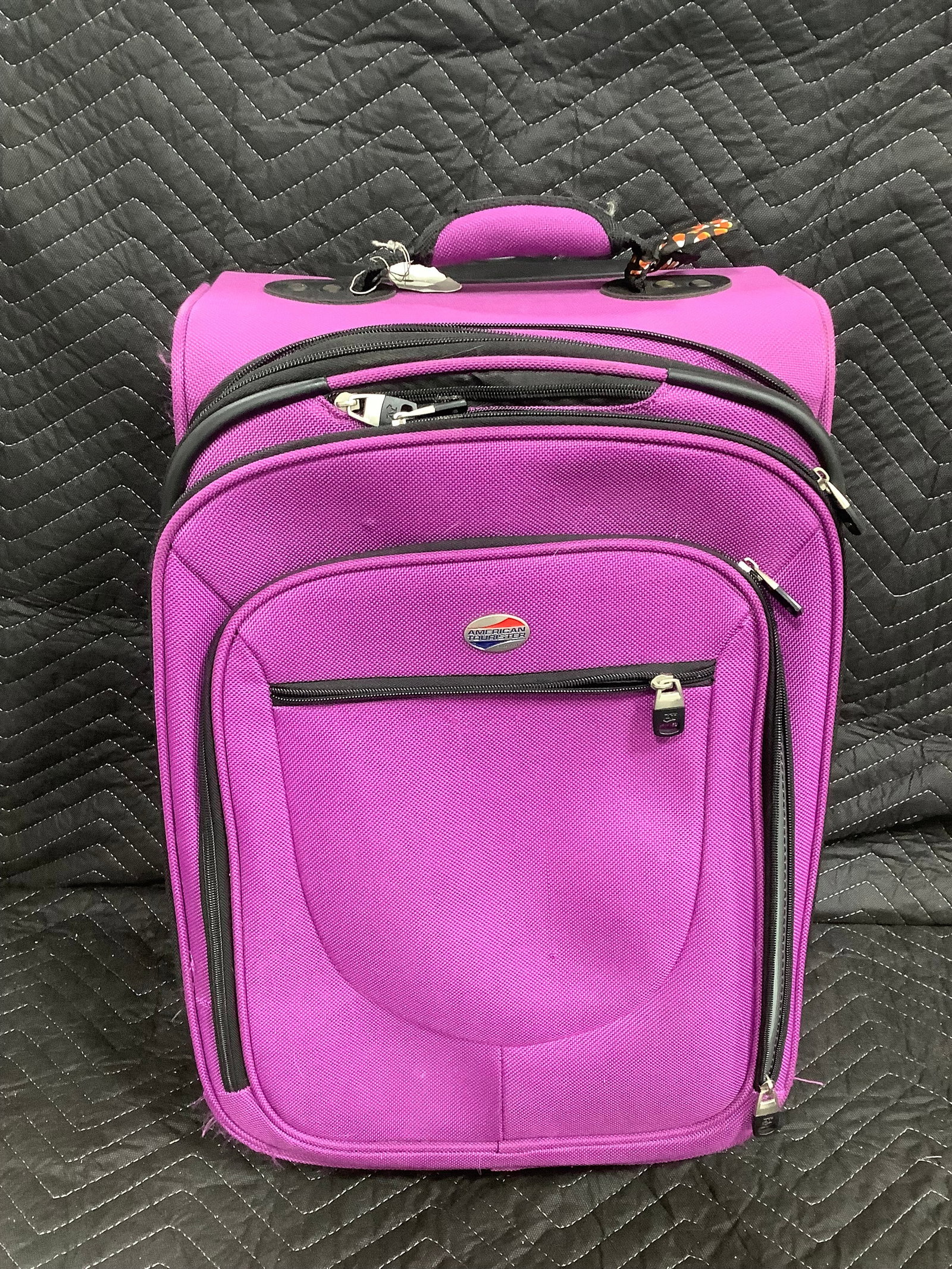 American Tourister travel suitcase: American Tourister travel suitcase