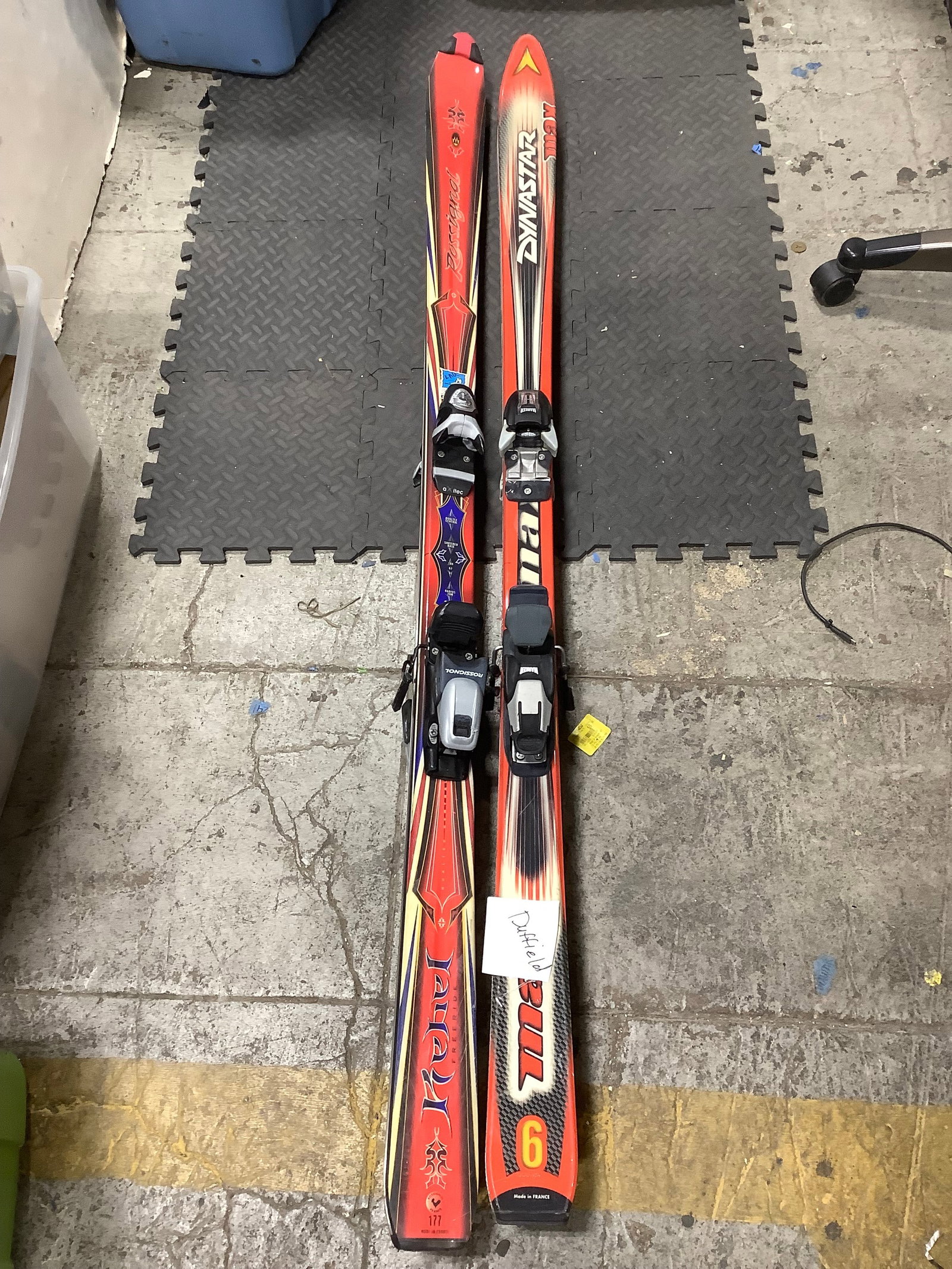 2 pairs of skis: 2 pairs of skis