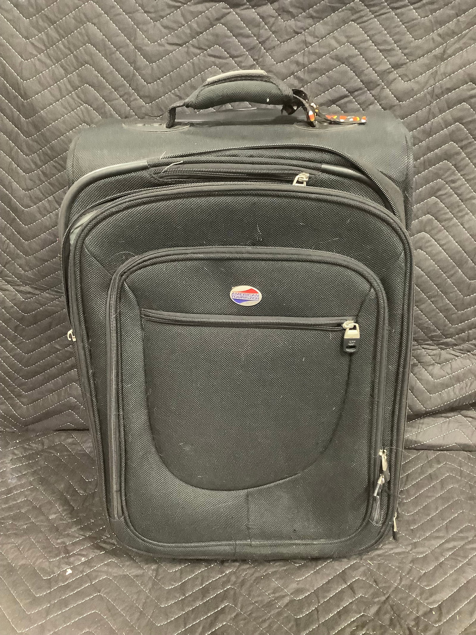 American Tourister travel suitcase: American Tourister travel suitcase
