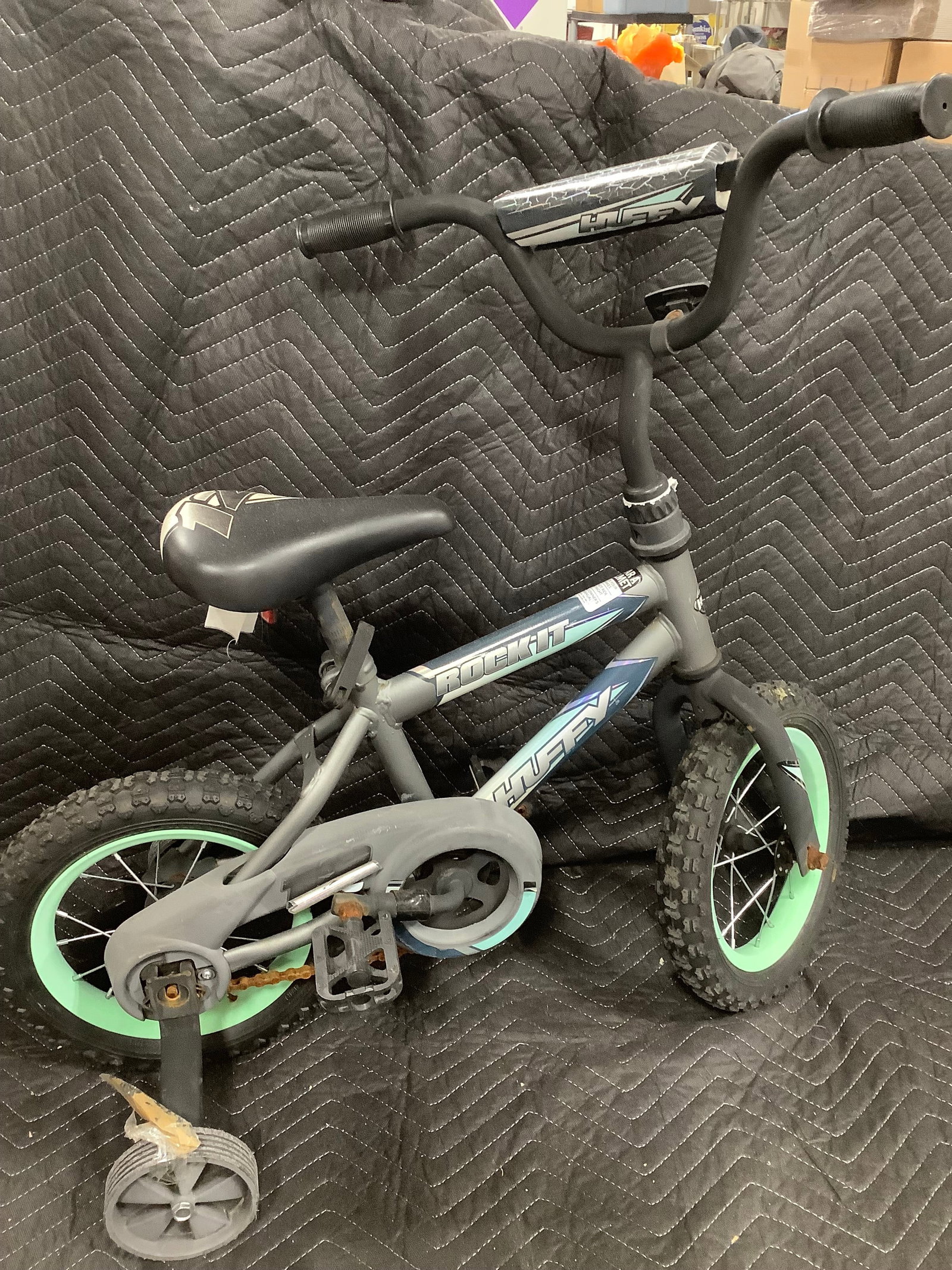 Huffy bike with training wheels (1 of 1)