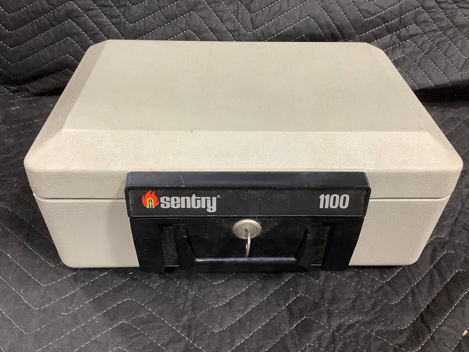 Sentry 1100 safe with key (1 of 1)