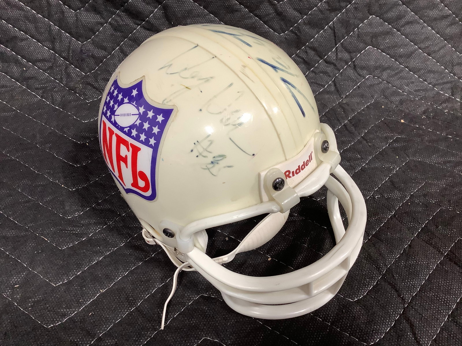 Signed NFL Riddell Helmet: Signed NFL Riddell Helmet