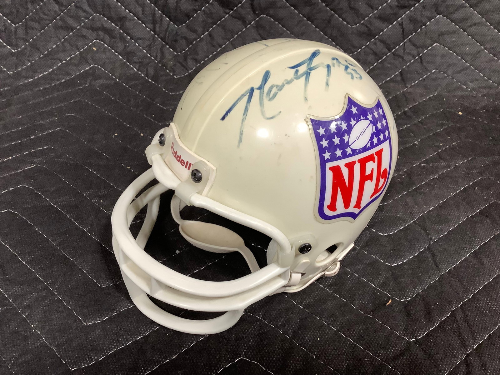 Signed NFL Riddell Helmet: Signed NFL Riddell Helmet