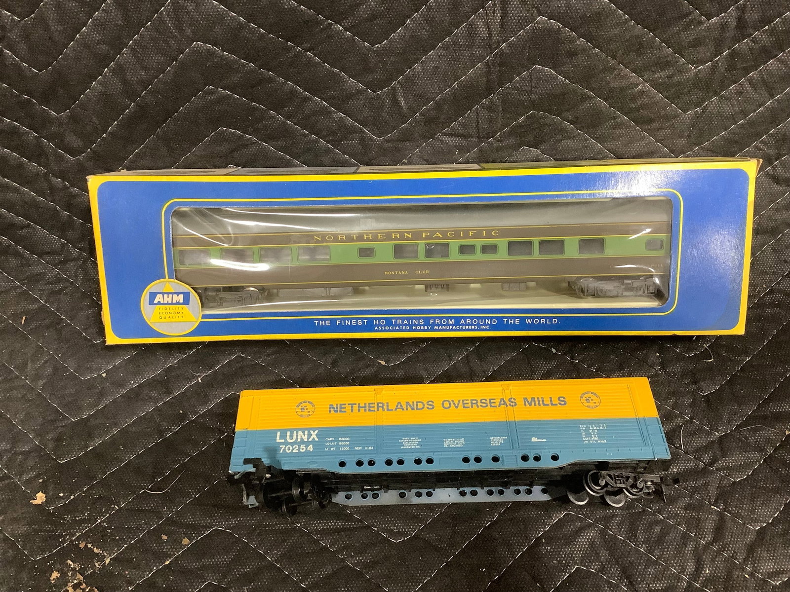 AHM Northern Pacific HO train and Netherlands Overseas Mills (1 of 1)