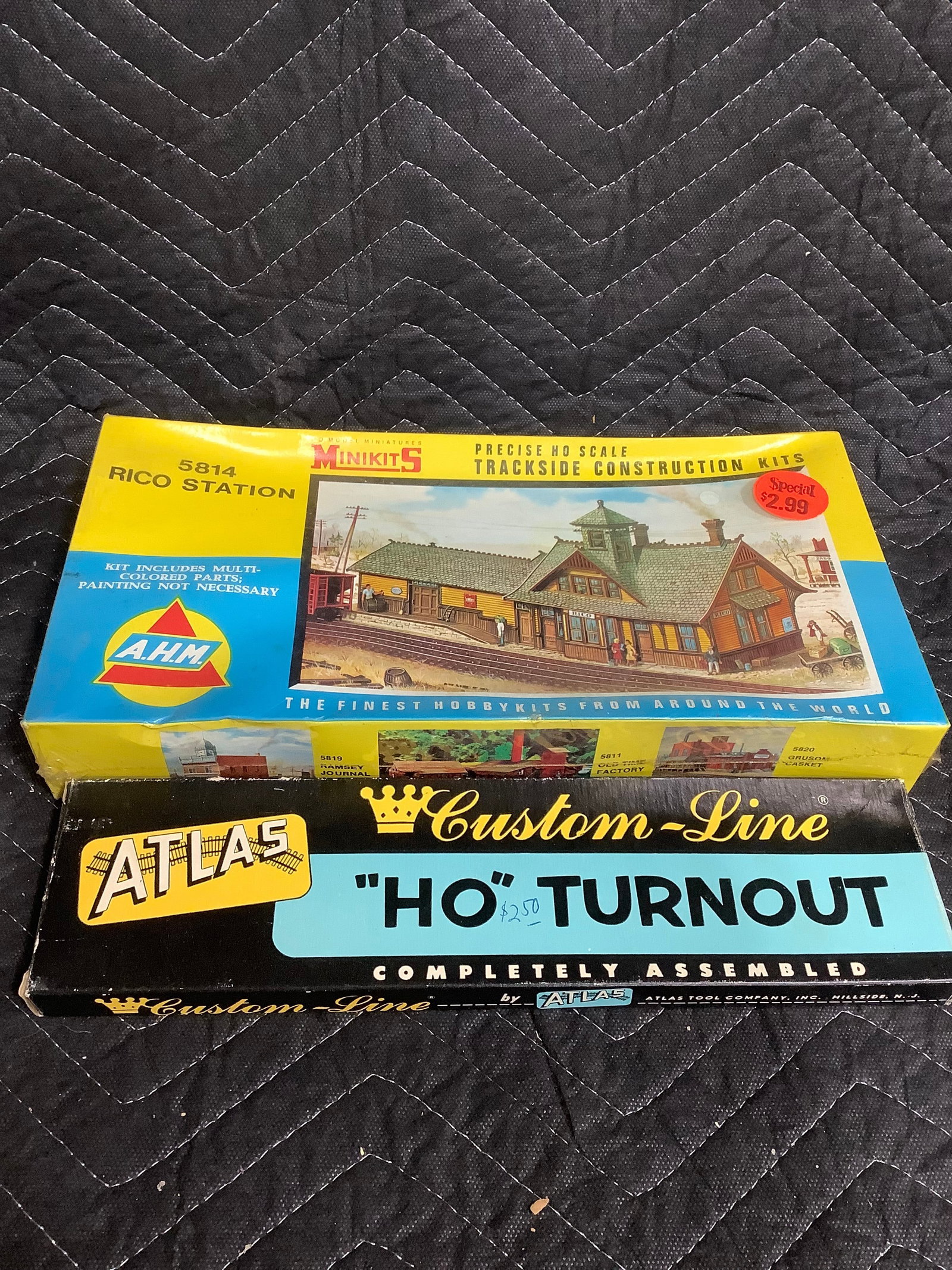 Minikits Rico Station HO scale trackside construction set and HO custom line turnout (1 of 1)