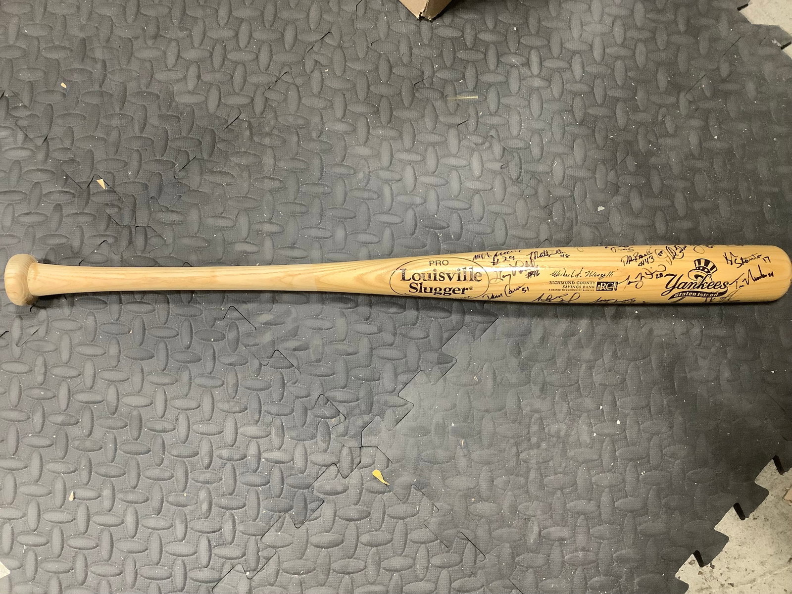 Staten Island Yankees Team Player Louisville Slugger Bat *signed*: Staten Island Yankees Team Player Louisville Slugger Bat *signed*